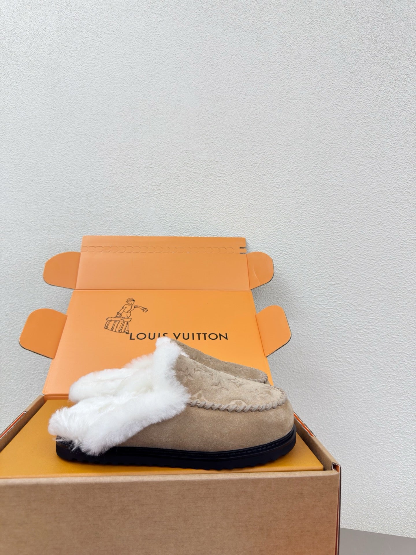 LV Lamb Wool Slippper Beige Suede 566888