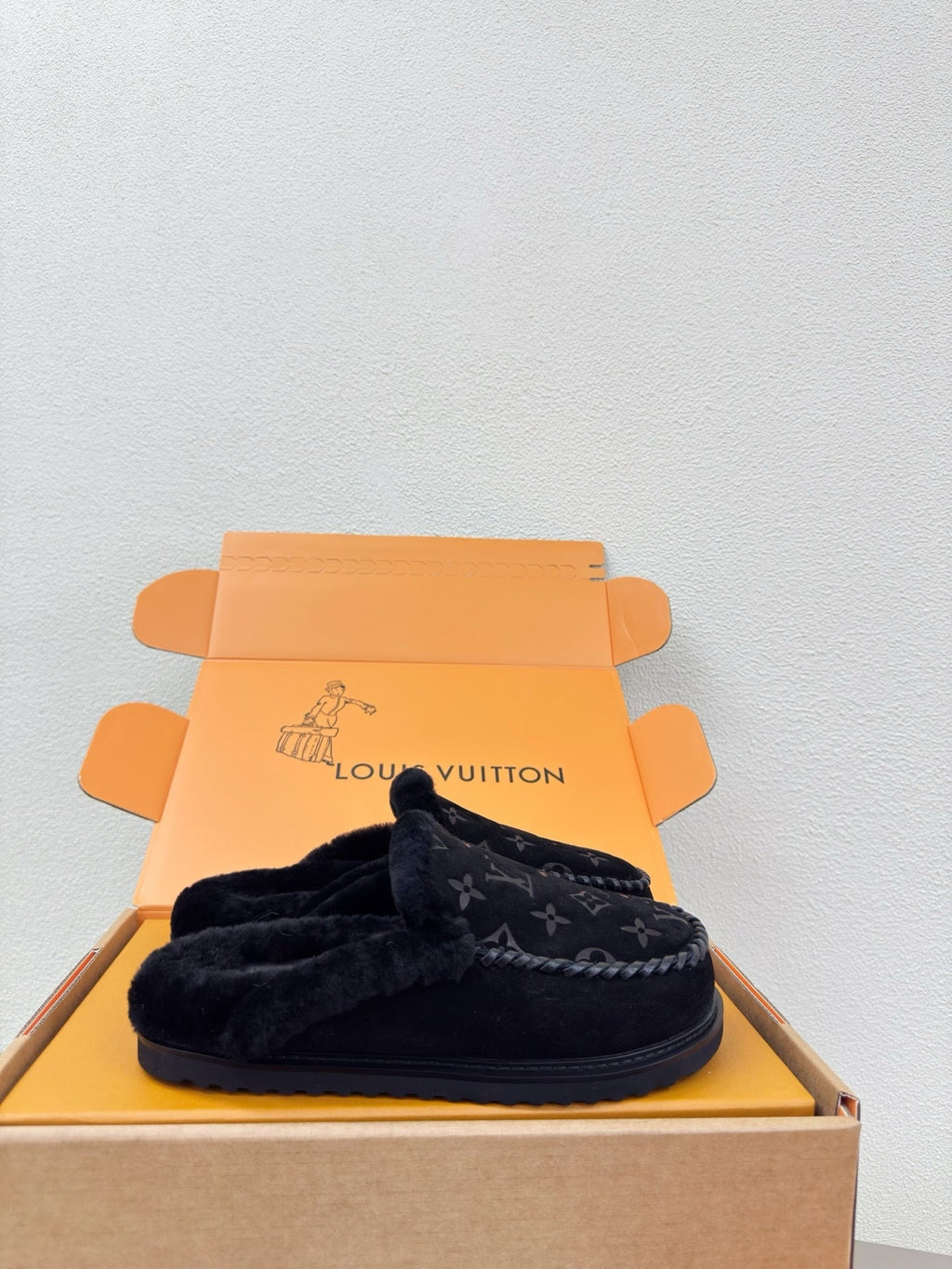 LV lamb Wool Slippper Black Suede 566889