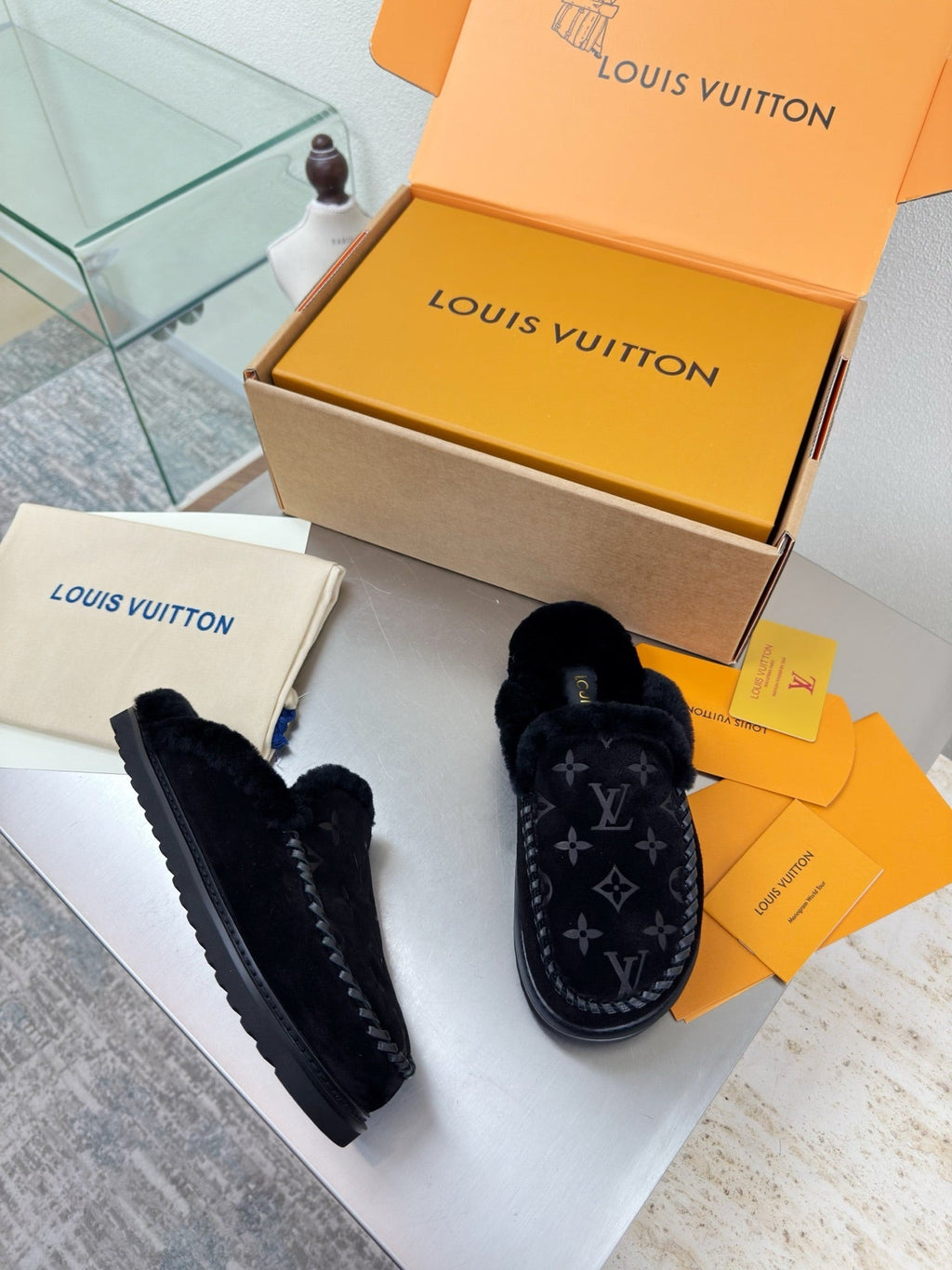 LV lamb Wool Slippper Black Suede 566889