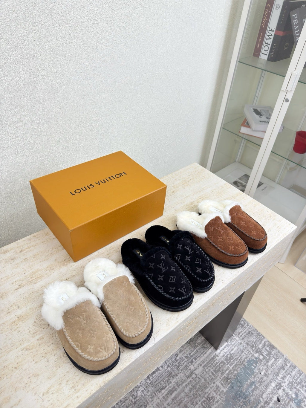 LV lamb Wool Slippper Black Suede 566889