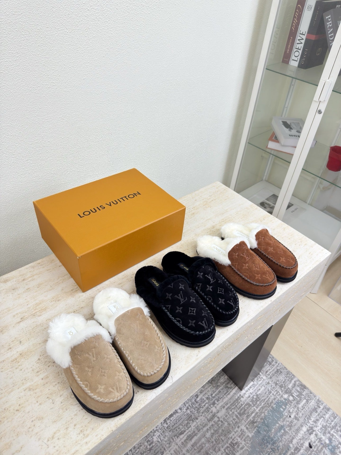 LV lamb Wool Slippper Black Suede 566889