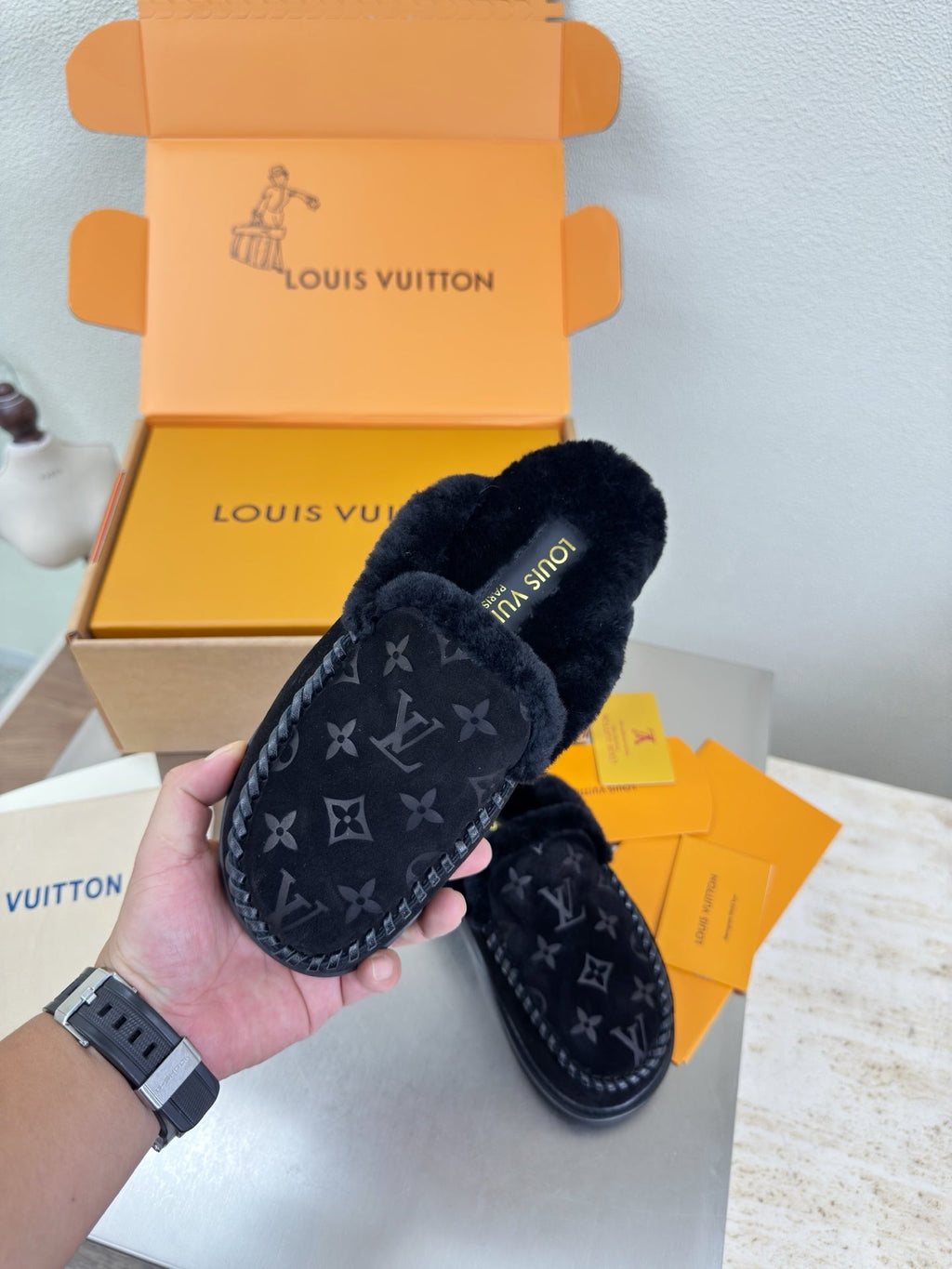 LV lamb Wool Slippper Black Suede 566889