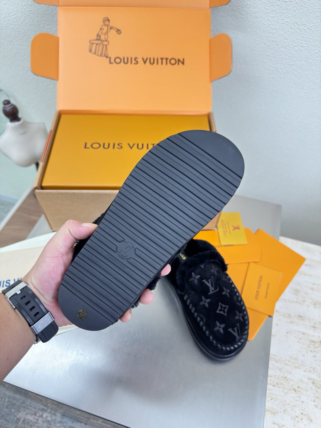 LV lamb Wool Slippper Black Suede 566889
