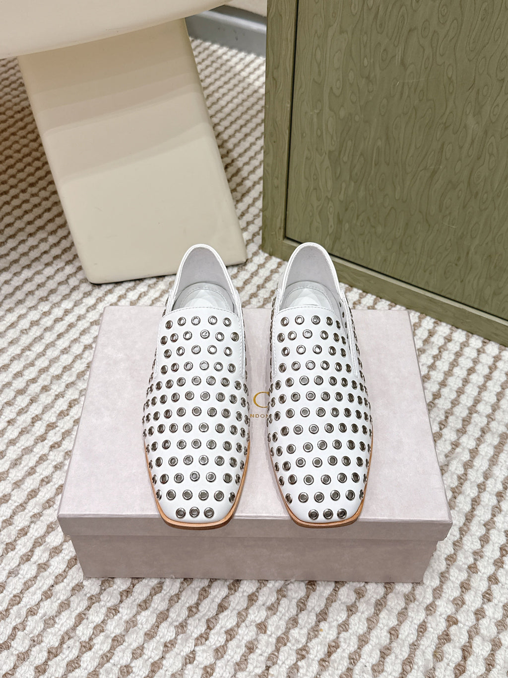 Jimmy Choo Eliot flat Slippers Metallic Eyelets White Calfskin 568493