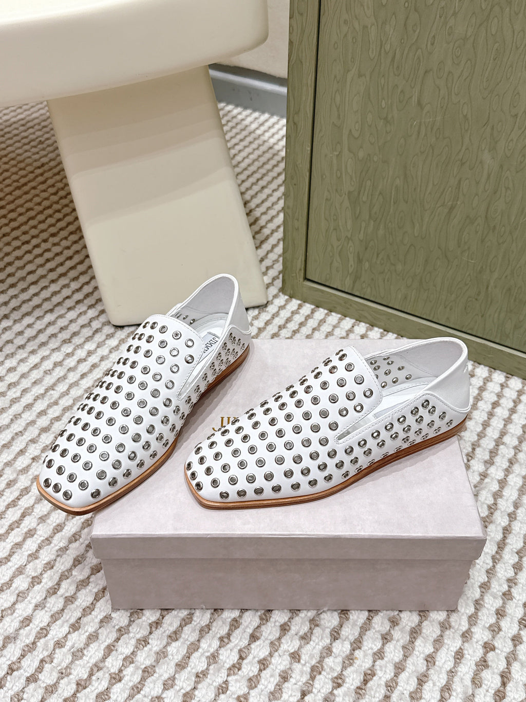 Jimmy Choo Eliot flat Slippers Metallic Eyelets White Calfskin 568493