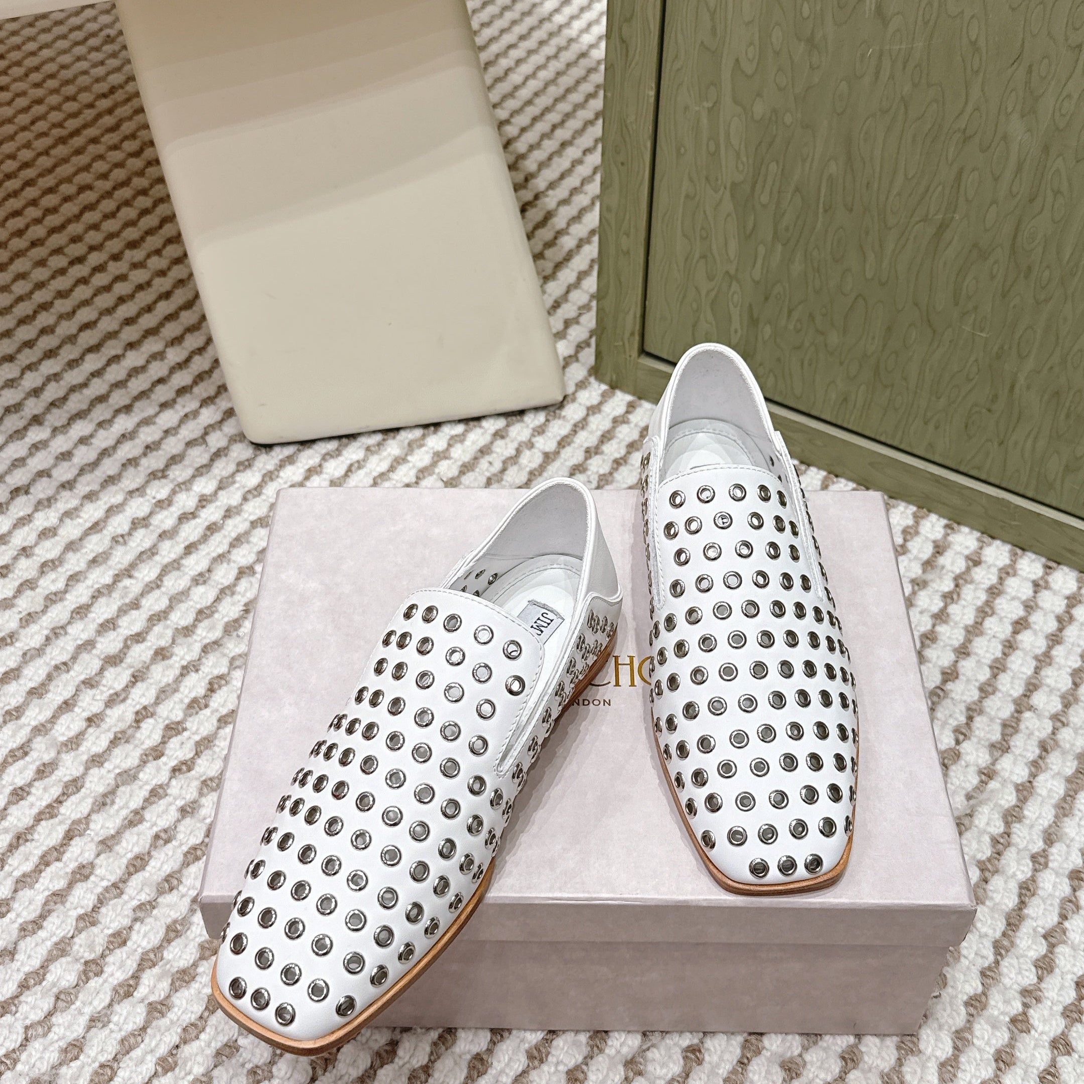 Jimmy Choo Eliot flat Slippers Metallic Eyelets White Calfskin 568493