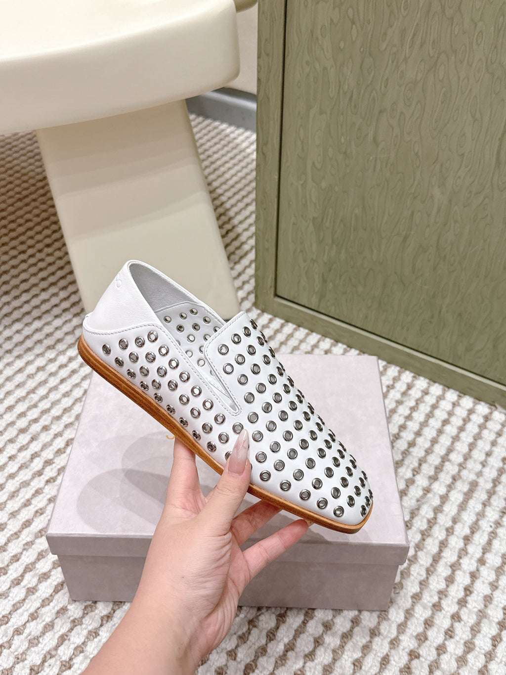 Jimmy Choo Eliot flat Slippers Metallic Eyelets White Calfskin 568493