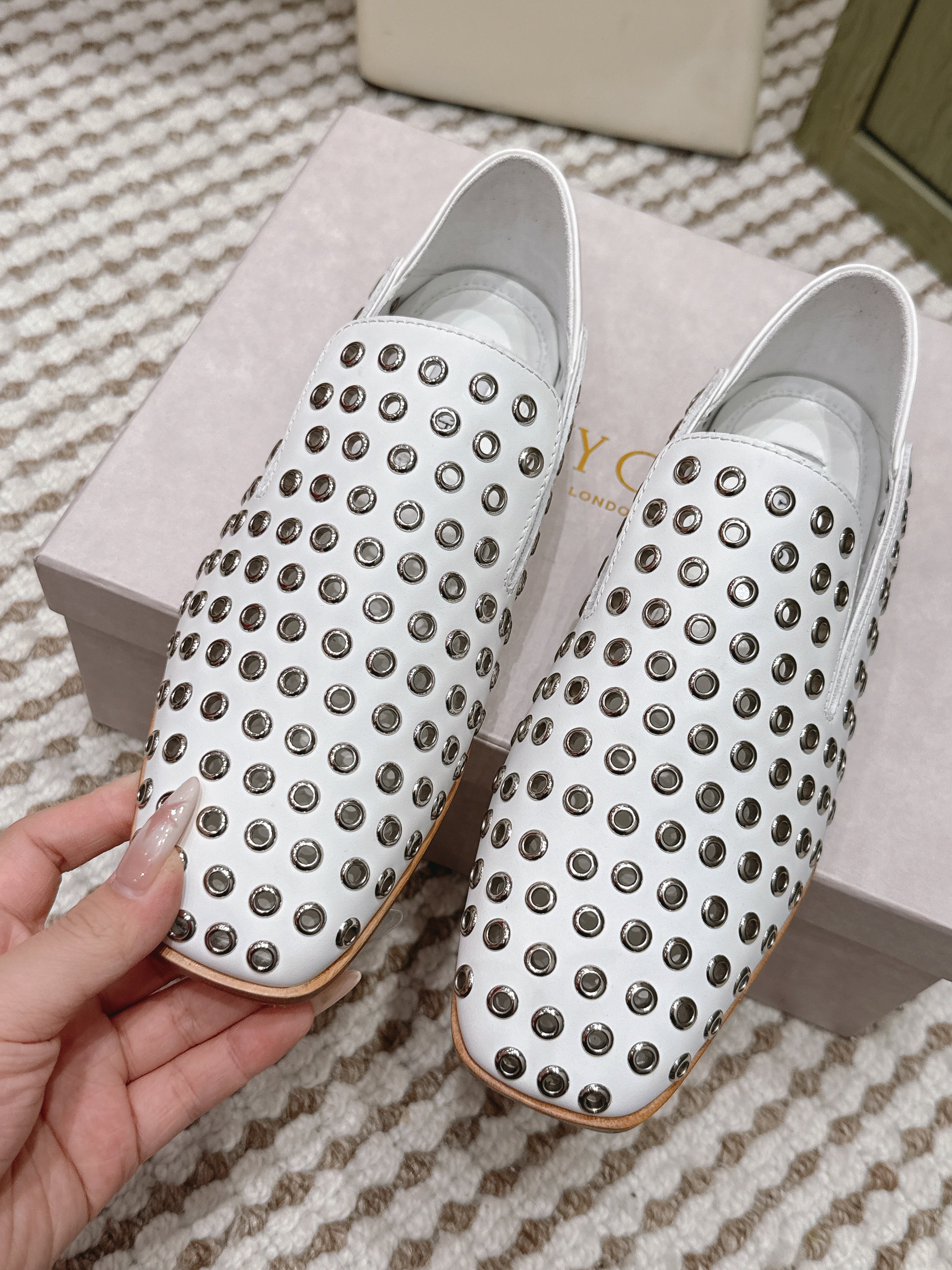 Jimmy Choo Eliot flat Slippers Metallic Eyelets White Calfskin 568493