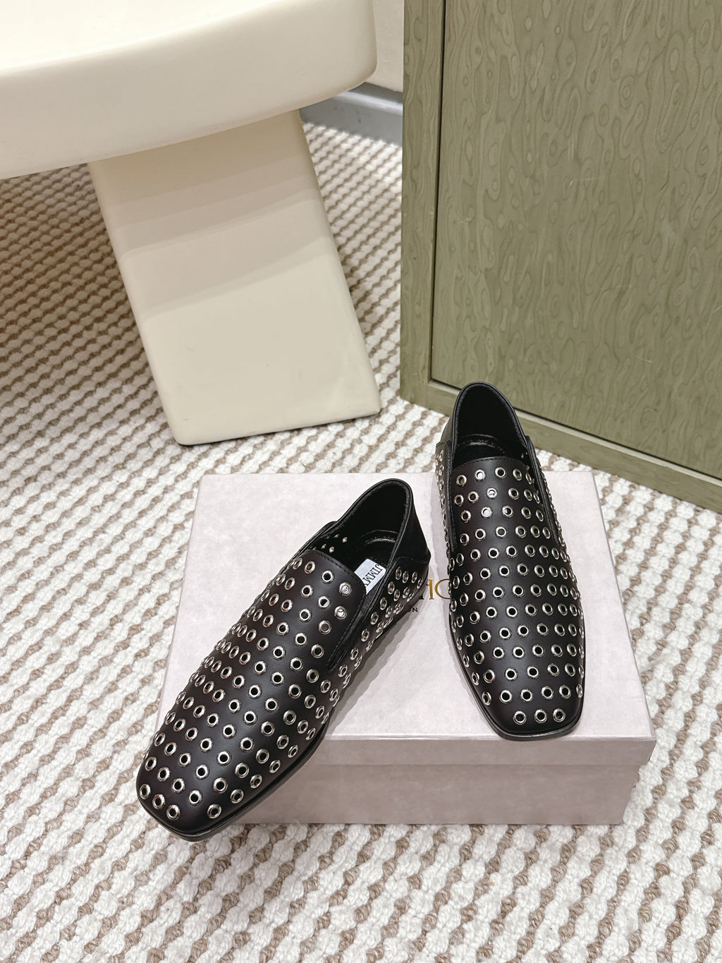 Jimmy Choo Eliot flat Slippers Metallic Eyelets Black Calfskin 568492