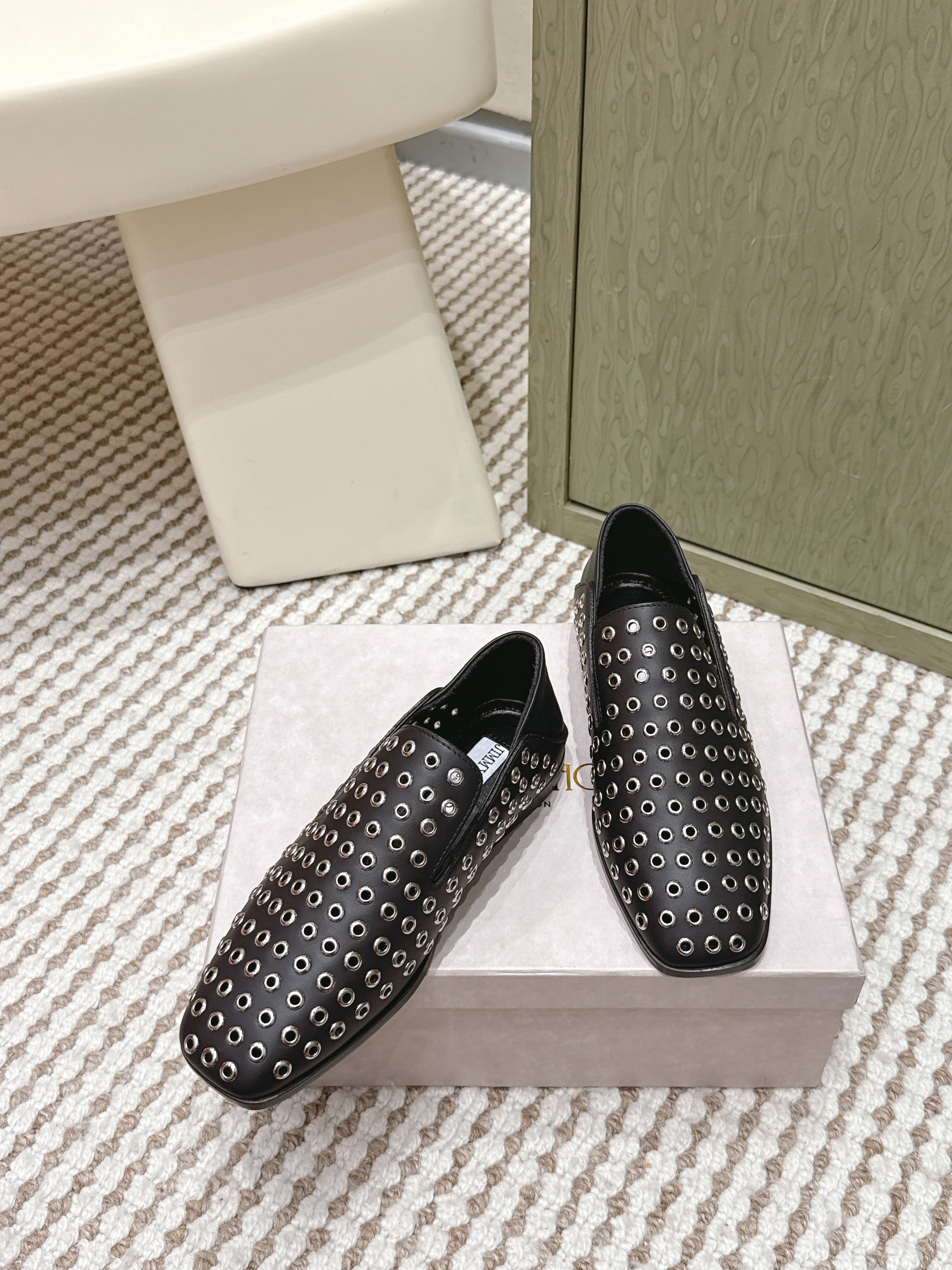 Jimmy Choo Eliot flat Slippers Metallic Eyelets Black Calfskin 568492