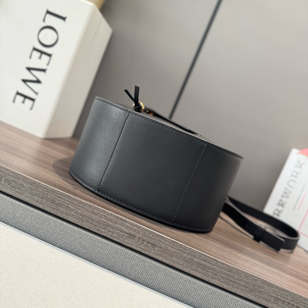 Loewe Hammock 21 Handbag in Black Calfskin 274143