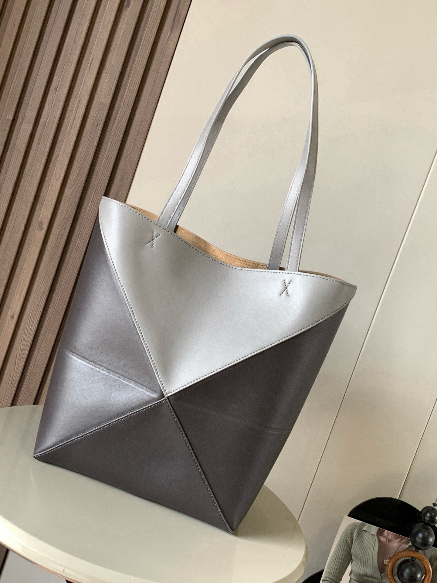 LOE 31 Medium Puzzle Fold Tote In Asphalt Grey Coffee Glossy Cowhide 274317