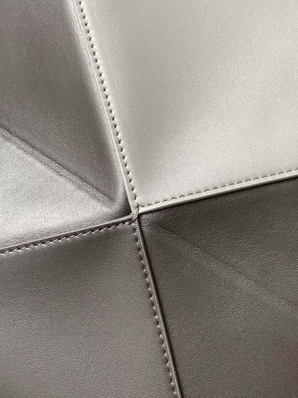 LOE 31 Medium Puzzle Fold Tote In Asphalt Grey Coffee Glossy Cowhide 274317