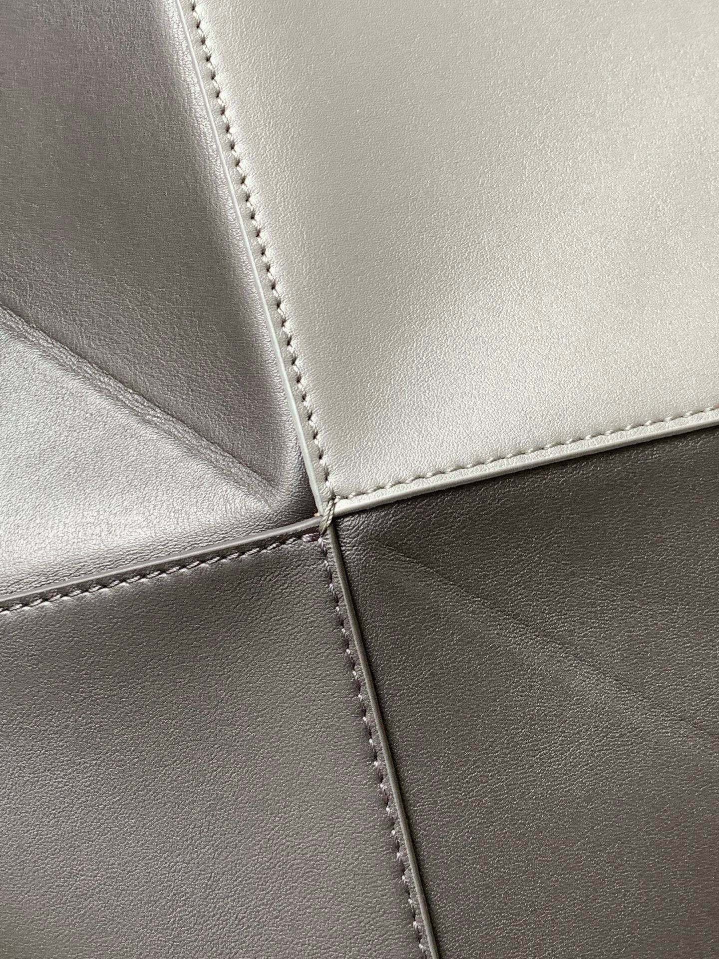 LOE 31 Medium Puzzle Fold Tote In Asphalt Grey Coffee Glossy Cowhide 274317