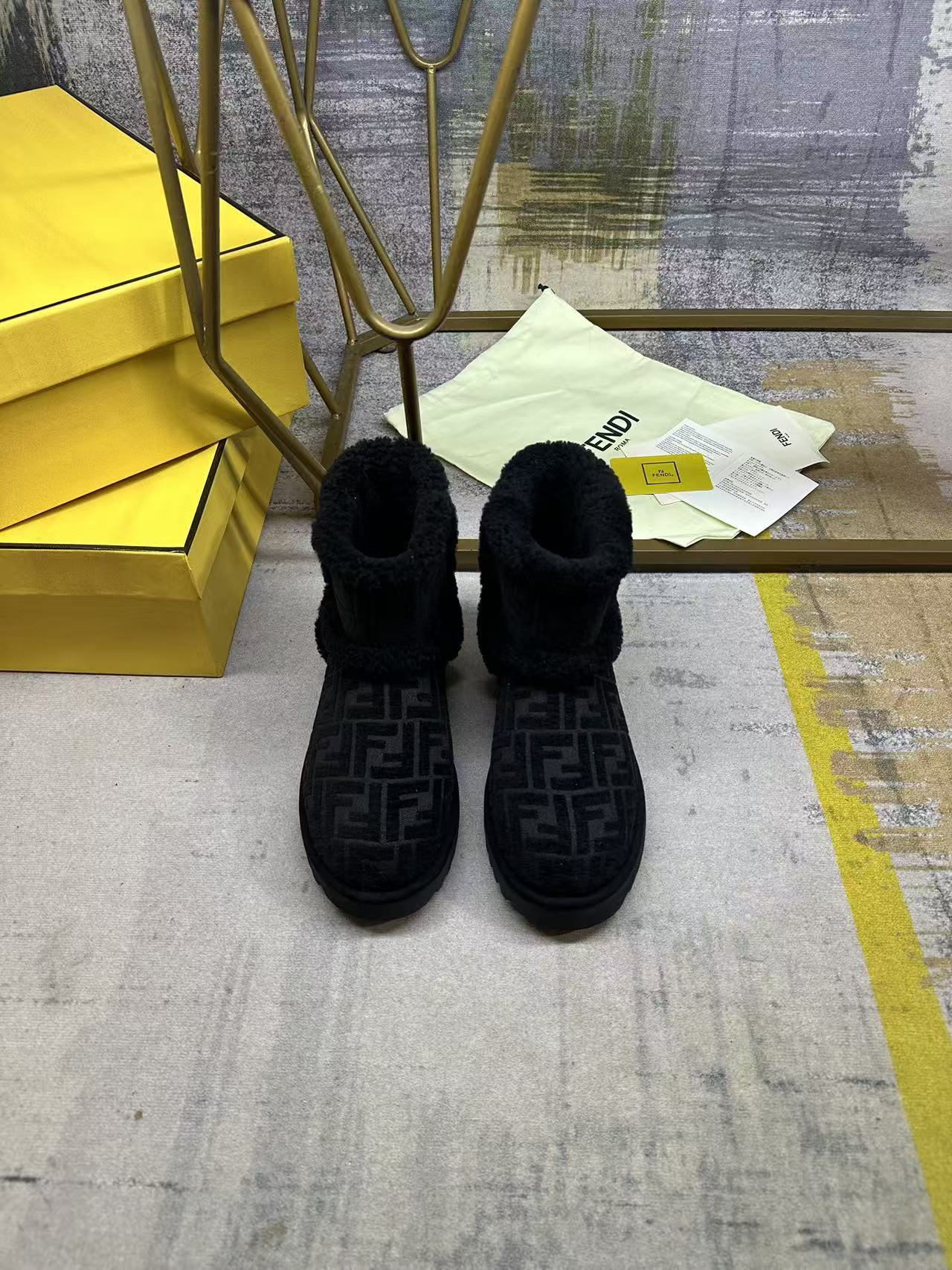 Fendi Laster Hot-Selling Snow Boots Black Suede 575436