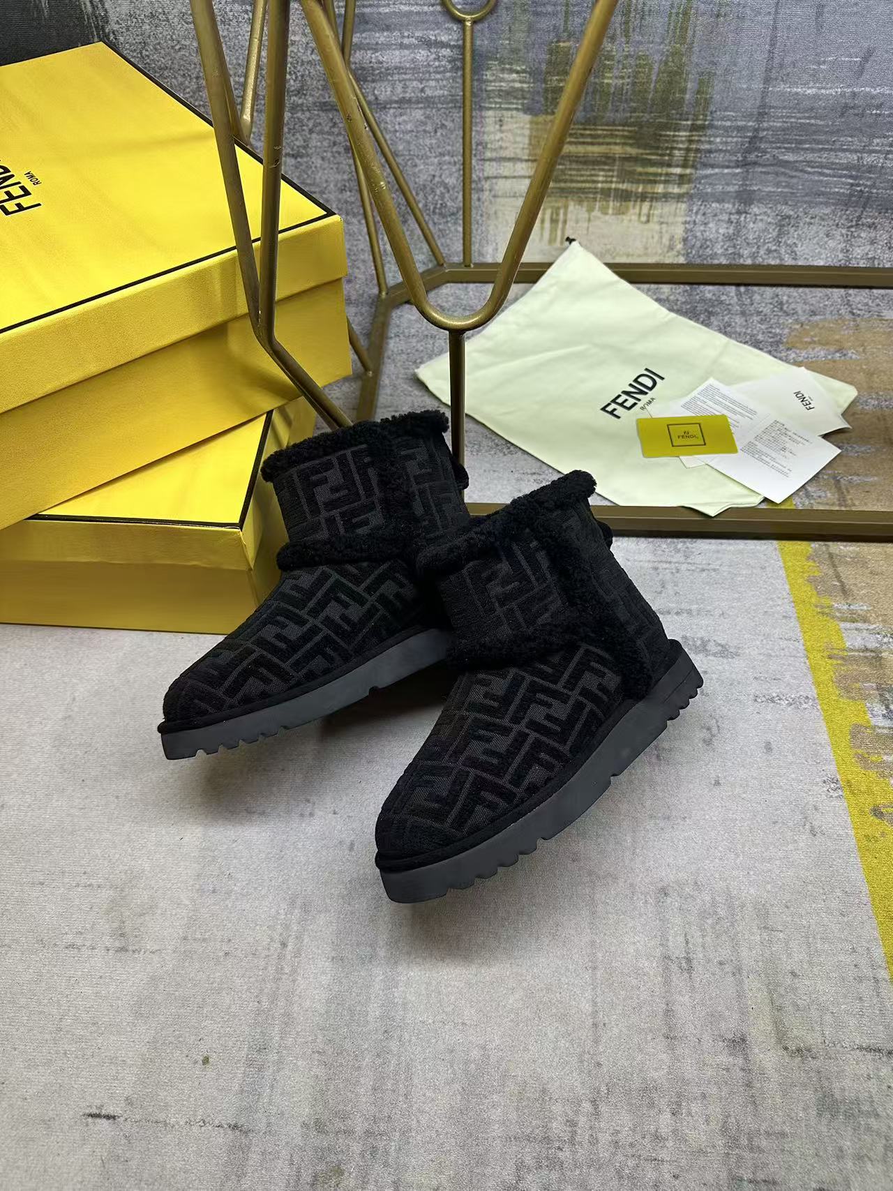 Fendi Laster Hot-Selling Snow Boots Black Suede 575436