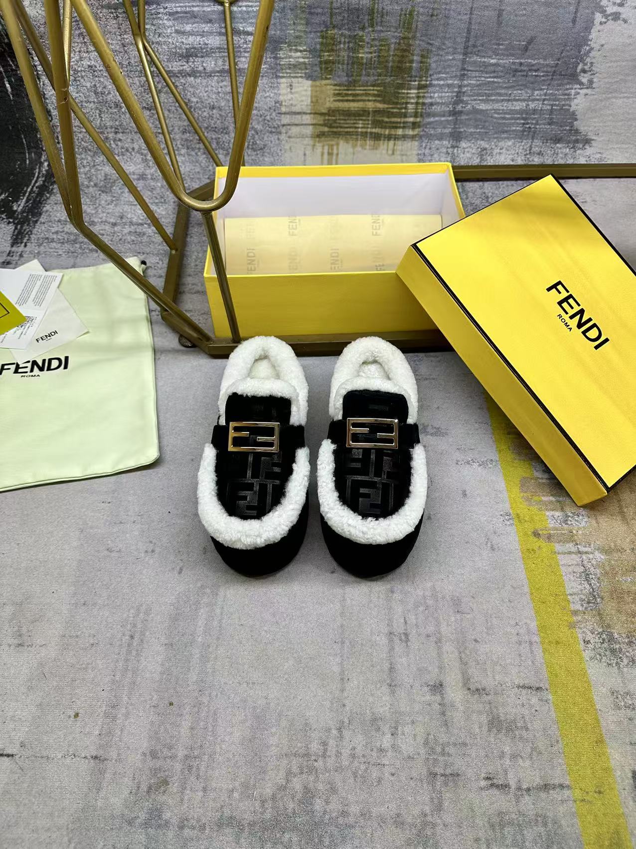 Fendi Round-toe Flat Mules Black Suede 575427