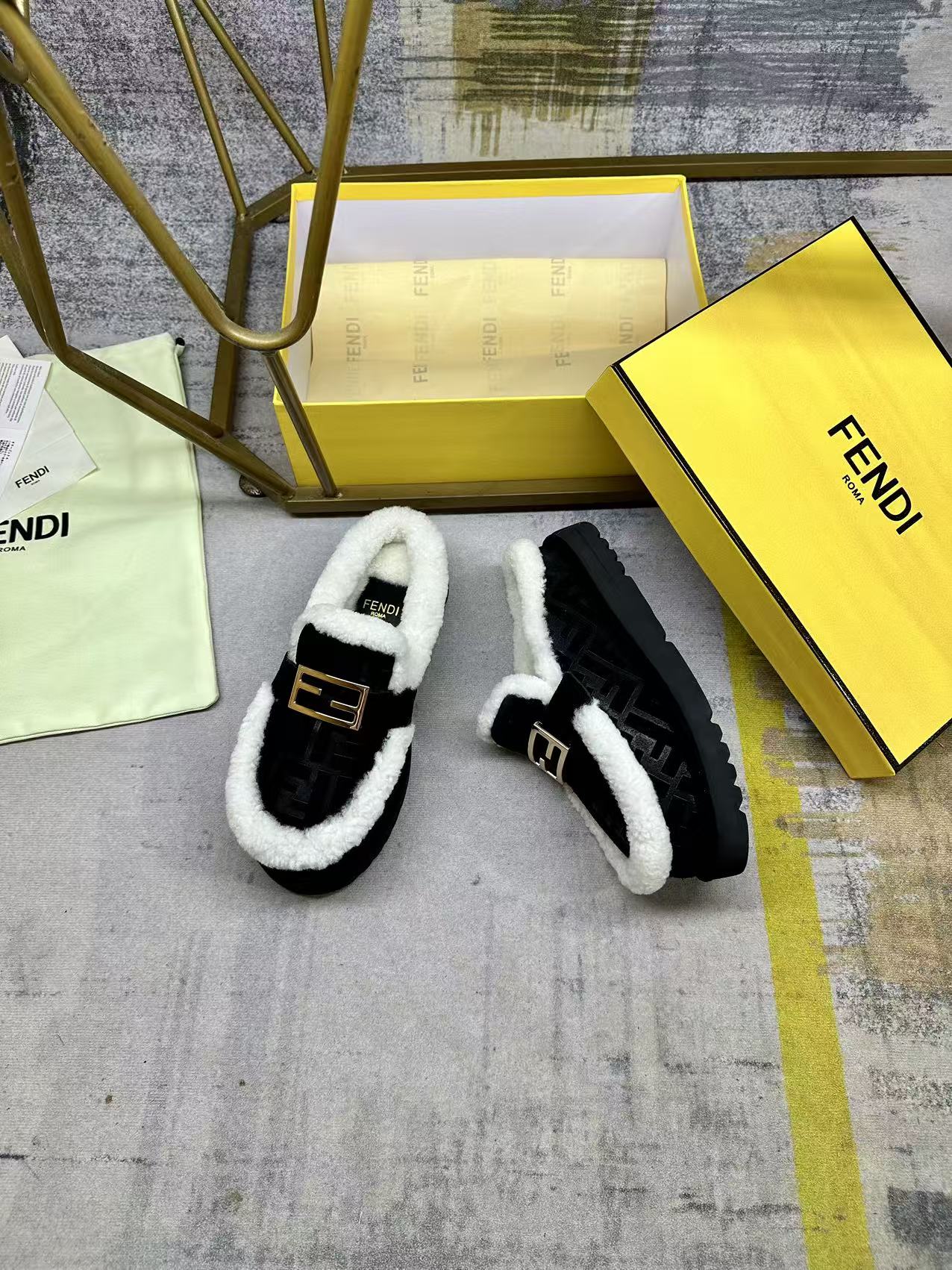 Fendi Round-toe Flat Mules Black Suede 575427