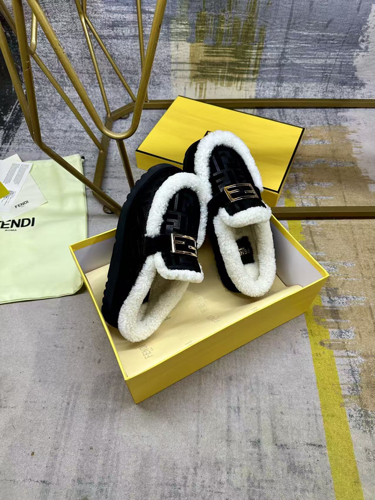 Fendi Round-toe Flat Mules Black Suede 575427