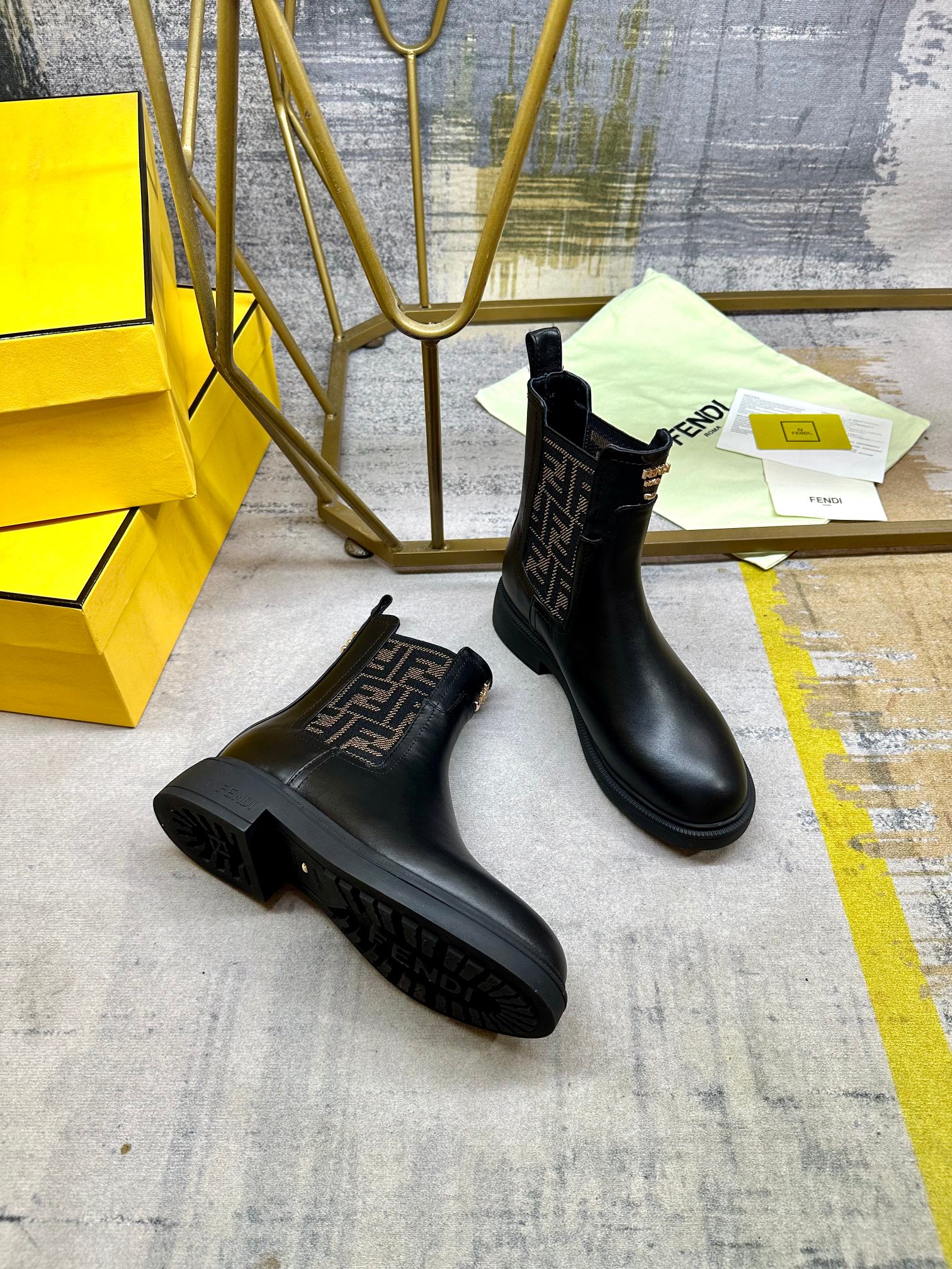 Fendi New Chelsea Boots Black Calfskin 575415