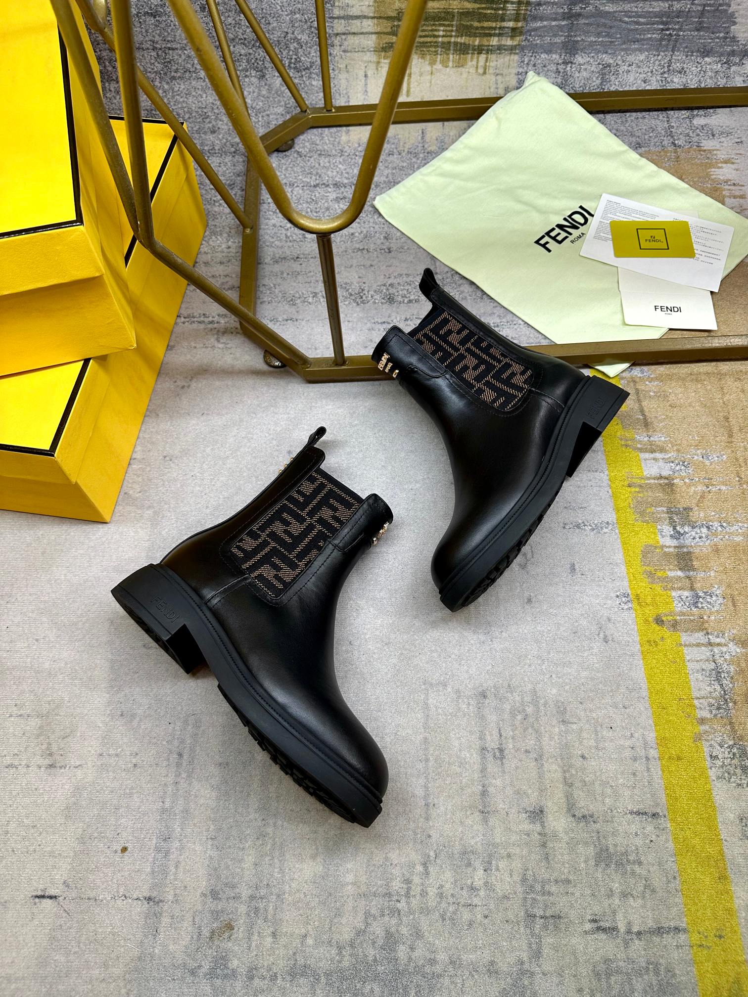 Fendi New Chelsea Boots Black Calfskin 575415