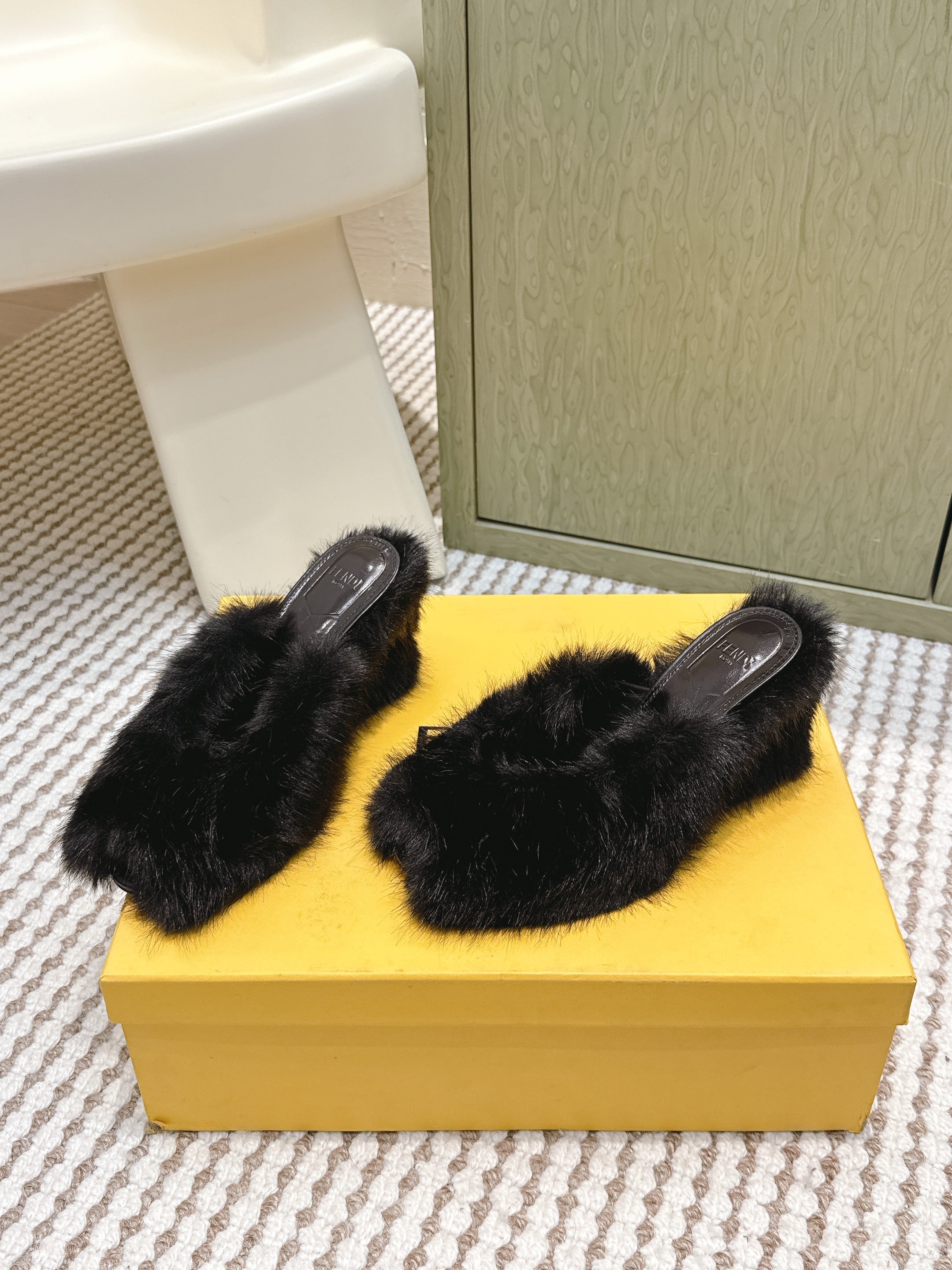 Fendi Fur Slip-On Black Rabbit Fur 568916