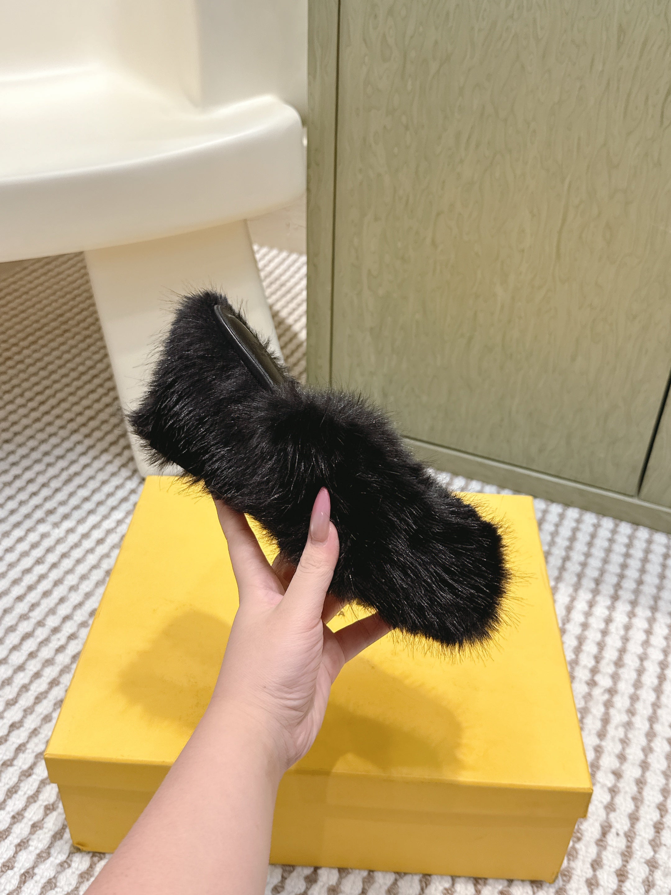 Fendi Fur Slip-On Black Rabbit Fur 568916