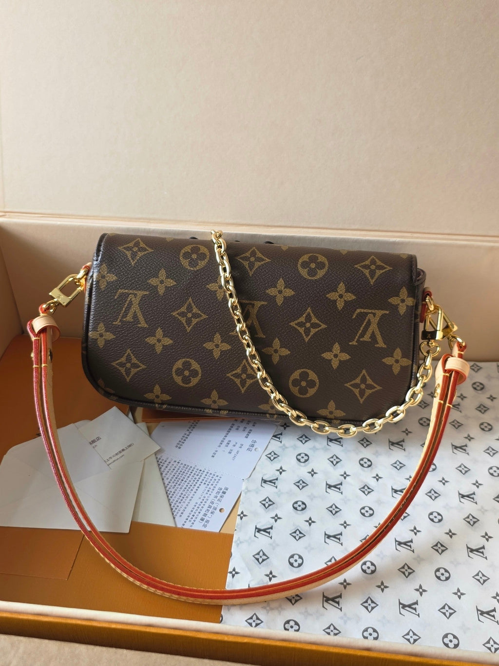 LV Travel With Grace Coddington Ivy On Chain Brown Monogram Canvas 275002