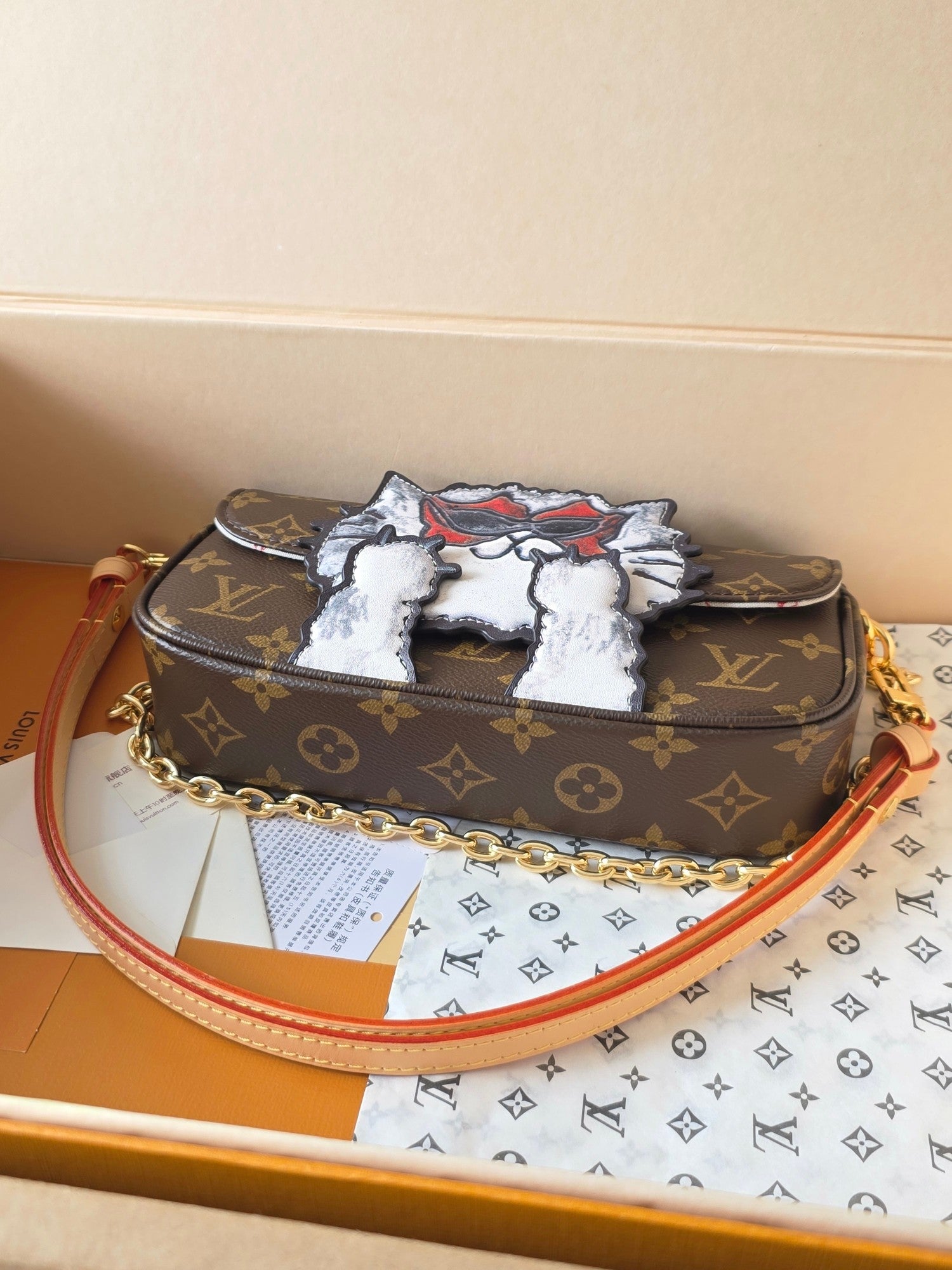 LV Travel With Grace Coddington Ivy On Chain Brown Monogram Canvas 275002