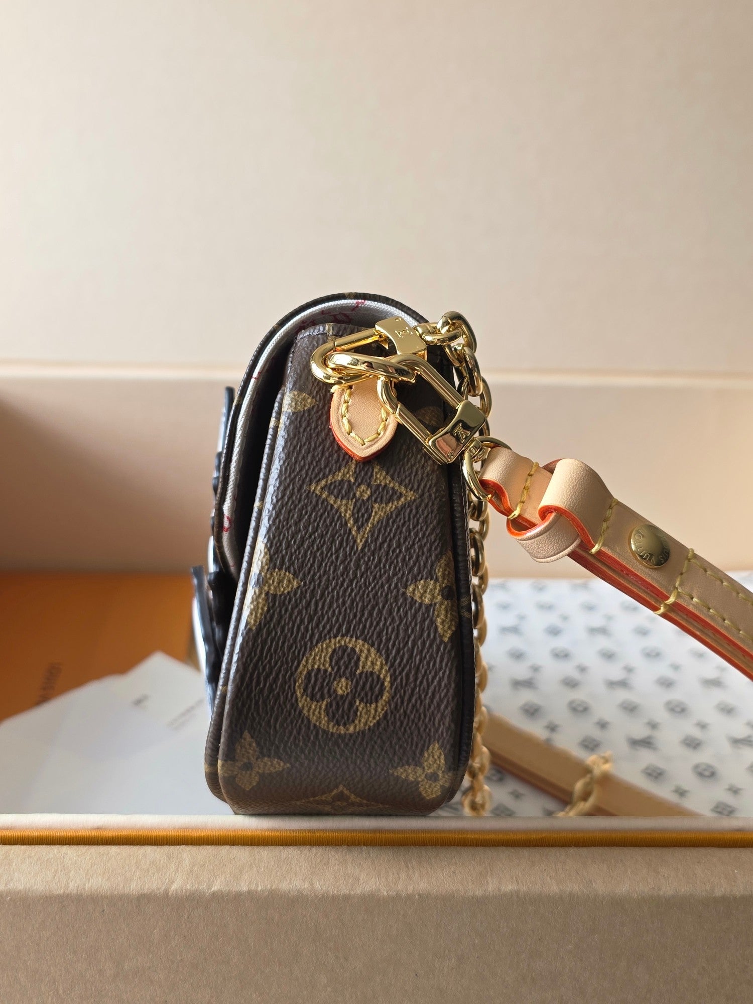 LV Travel With Grace Coddington Ivy On Chain Brown Monogram Canvas 275002