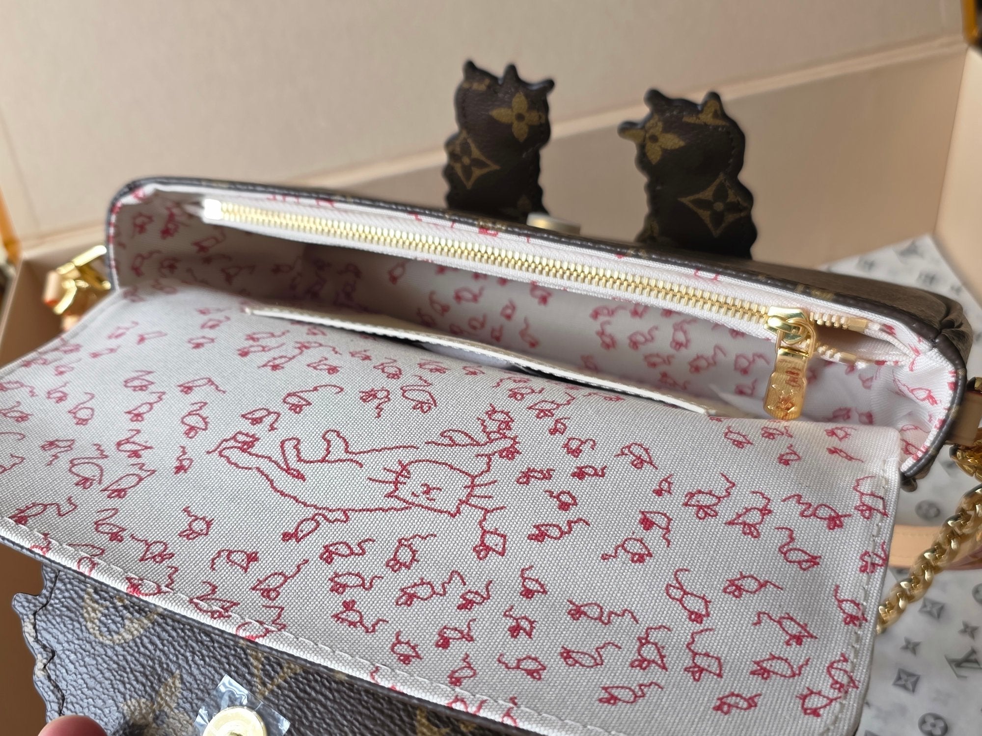 LV Travel With Grace Coddington Ivy On Chain Brown Monogram Canvas 275002