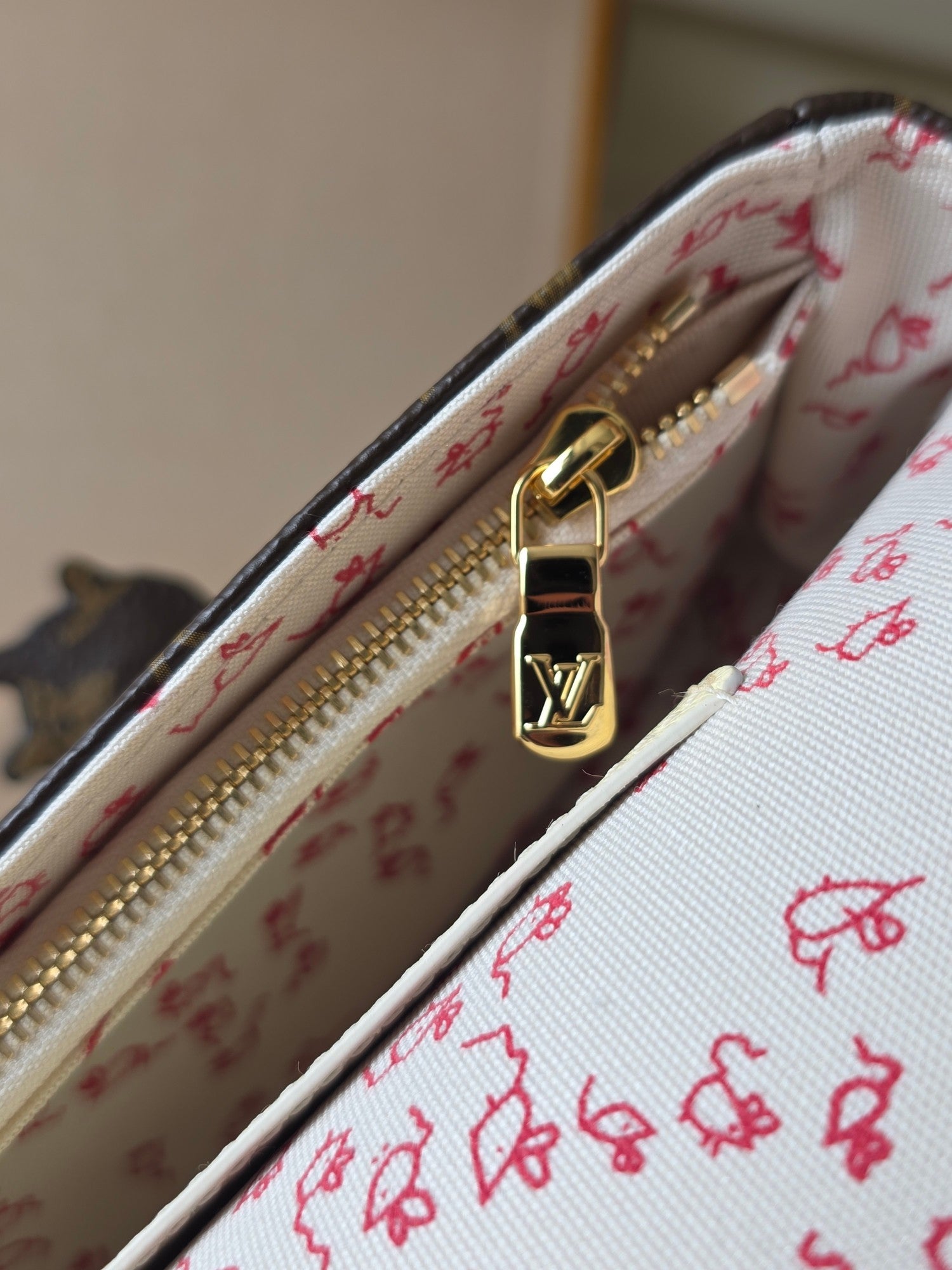 LV Travel With Grace Coddington Ivy On Chain Brown Monogram Canvas 275002