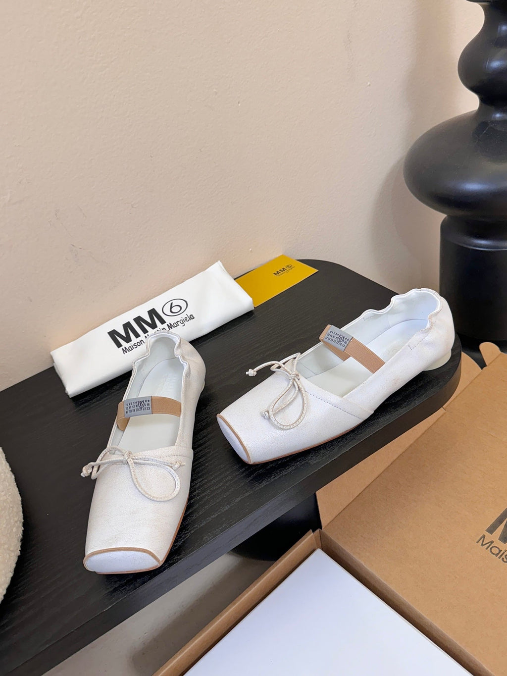 Maison Margiela Split-Toe Retro Mary Jane White  Flat in Cowhide 580454