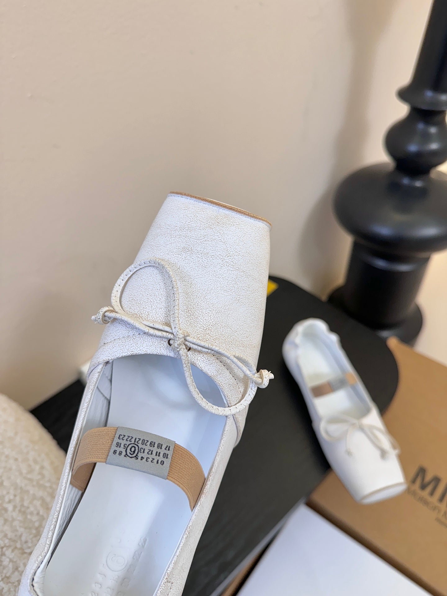 Maison Margiela Split-Toe Retro Mary Jane White  Flat in Cowhide 580454