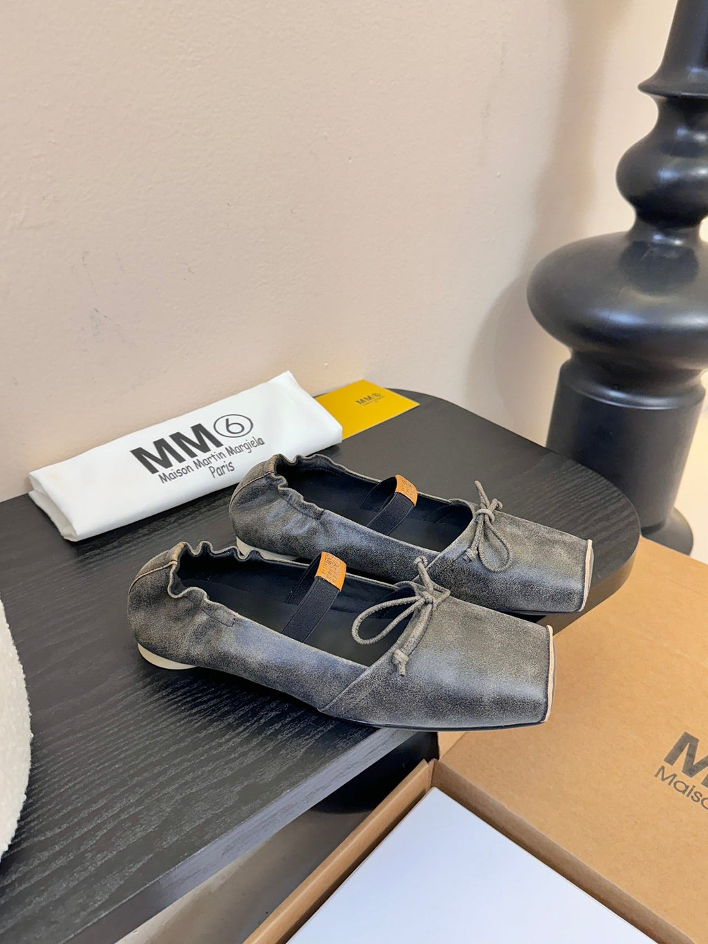 Maison Margiela Split-Toe Retro Mary Jane Black Flat in Cowhide 580453