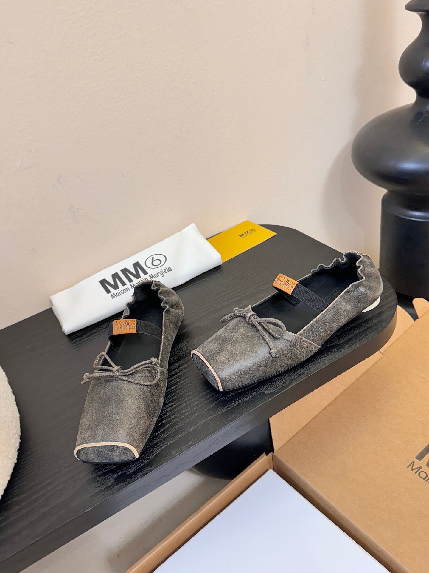 Maison Margiela Split-Toe Retro Mary Jane Black Flat in Cowhide 580453