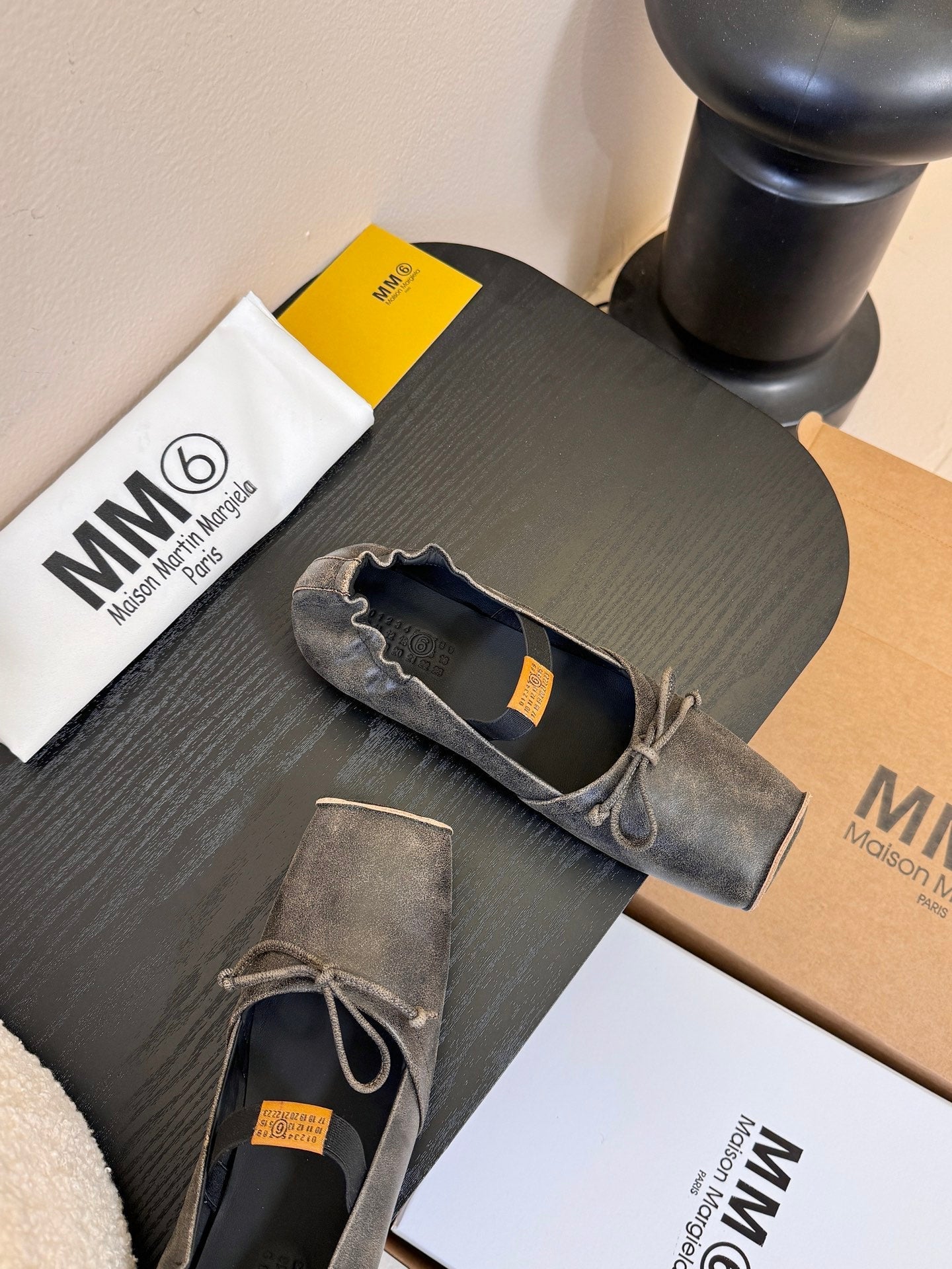 Maison Margiela Split-Toe Retro Mary Jane Black Flat in Cowhide 580453