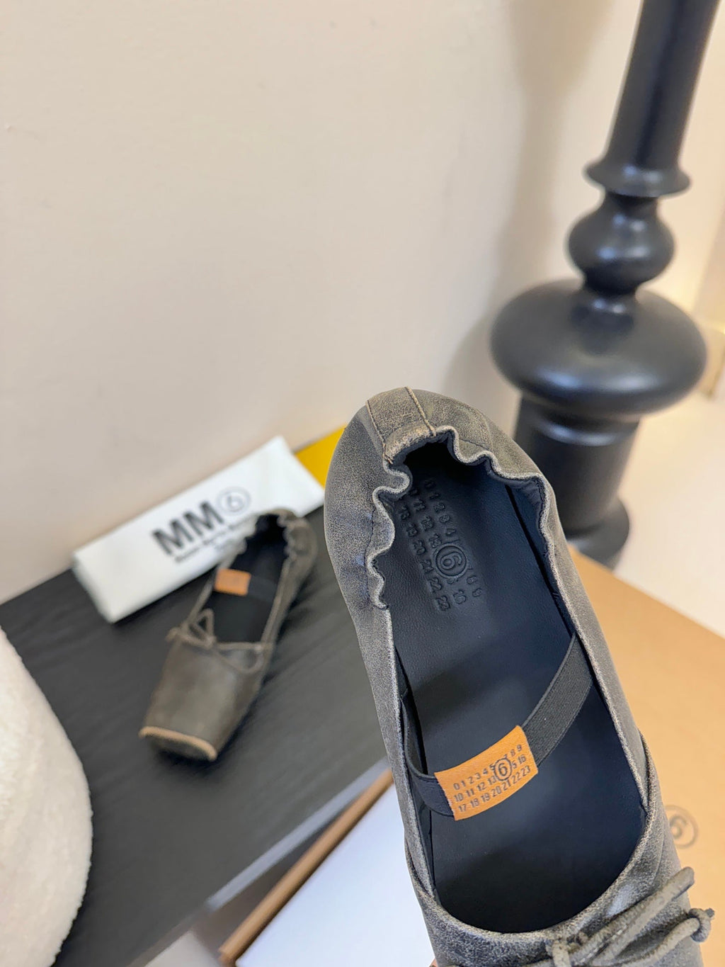 Maison Margiela Split-Toe Retro Mary Jane Black Flat in Cowhide 580453