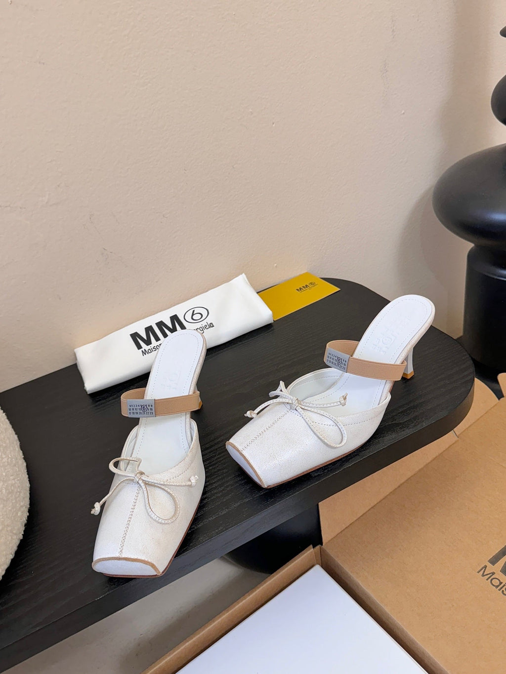 Maison Margiela Split-Toe Chunky Heel Mary Jane White Flat Cowhide 580450