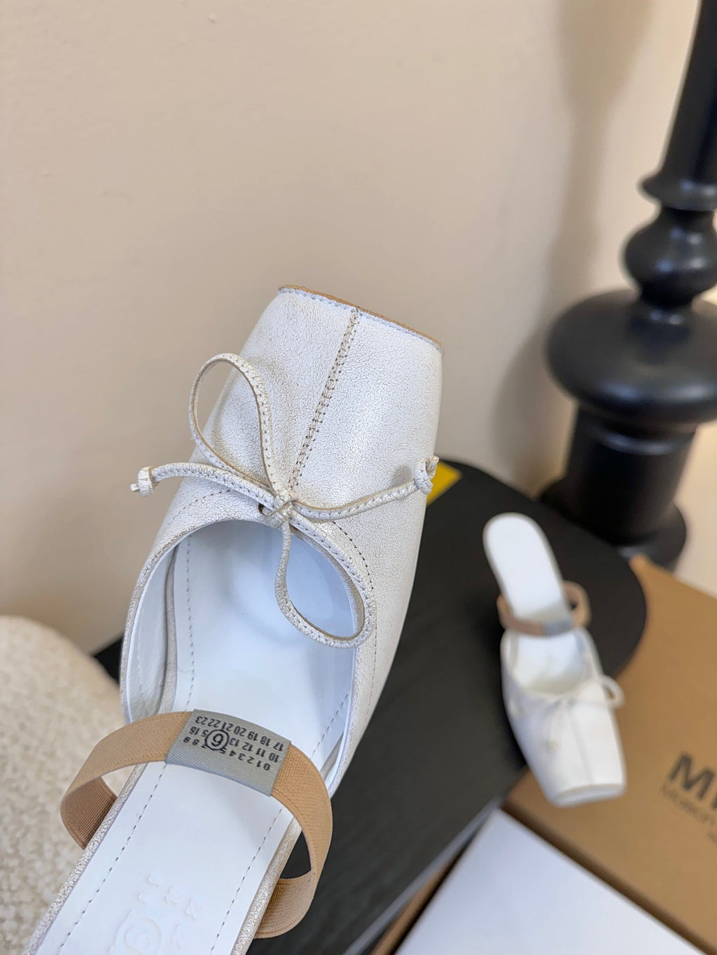 Maison Margiela Split-Toe Chunky Heel Mary Jane White Flat Cowhide 580450