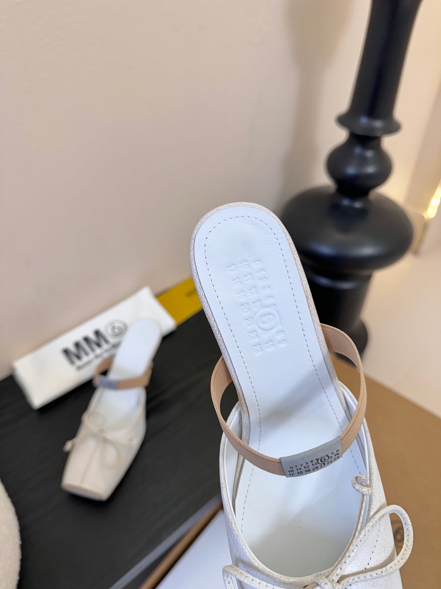 Maison Margiela Split-Toe Chunky Heel Mary Jane White Flat Cowhide 580450