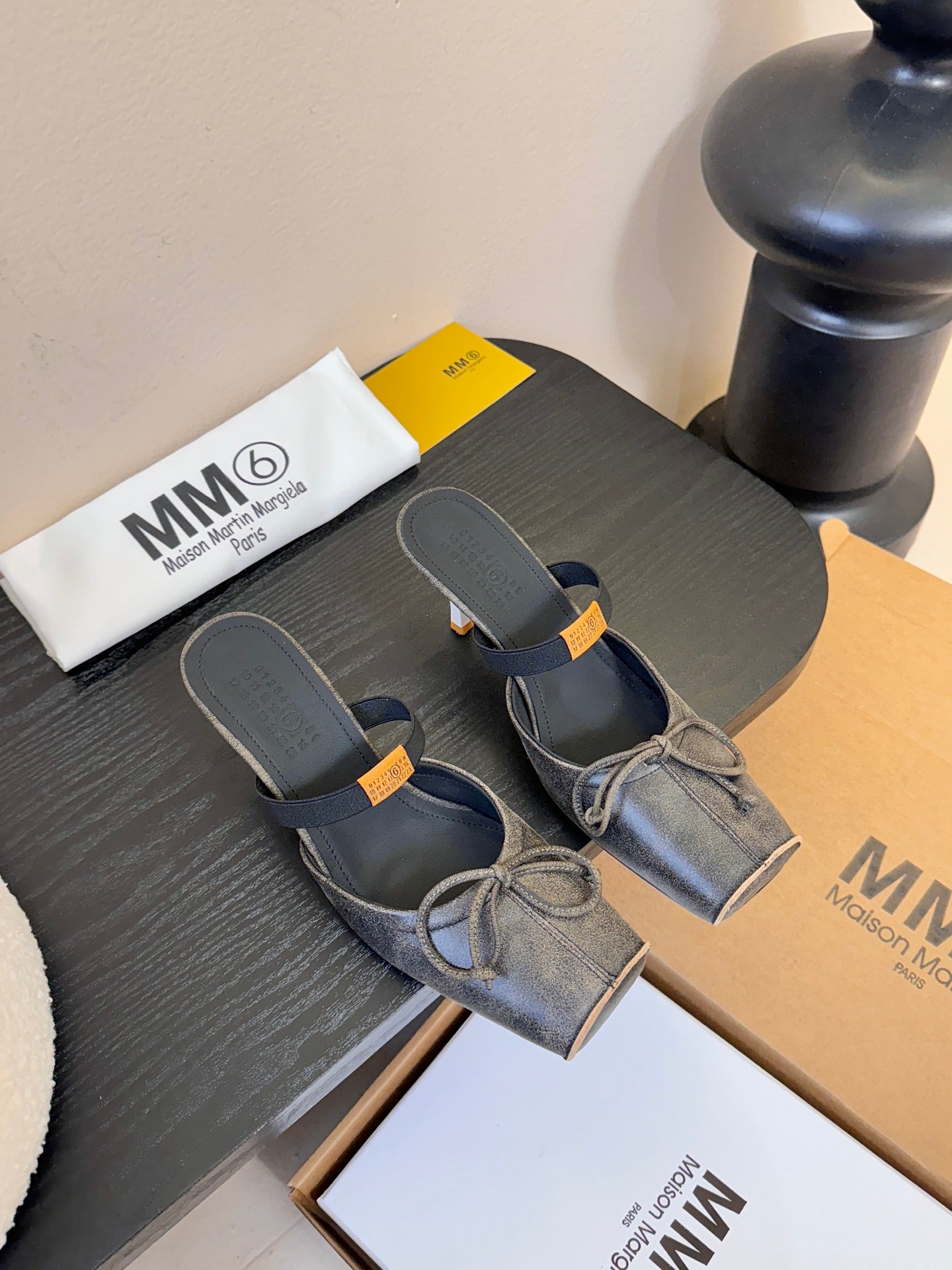 Maison Margiela Split-Toe Chunky Heel Mary Jane Black Flat Cowhide 580449