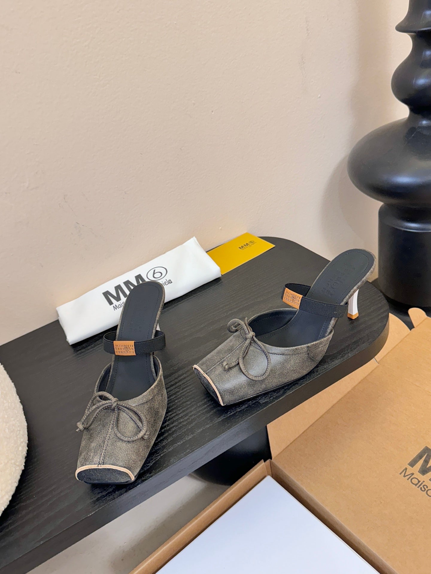 Maison Margiela Split-Toe Chunky Heel Mary Jane Black Flat Cowhide 580449