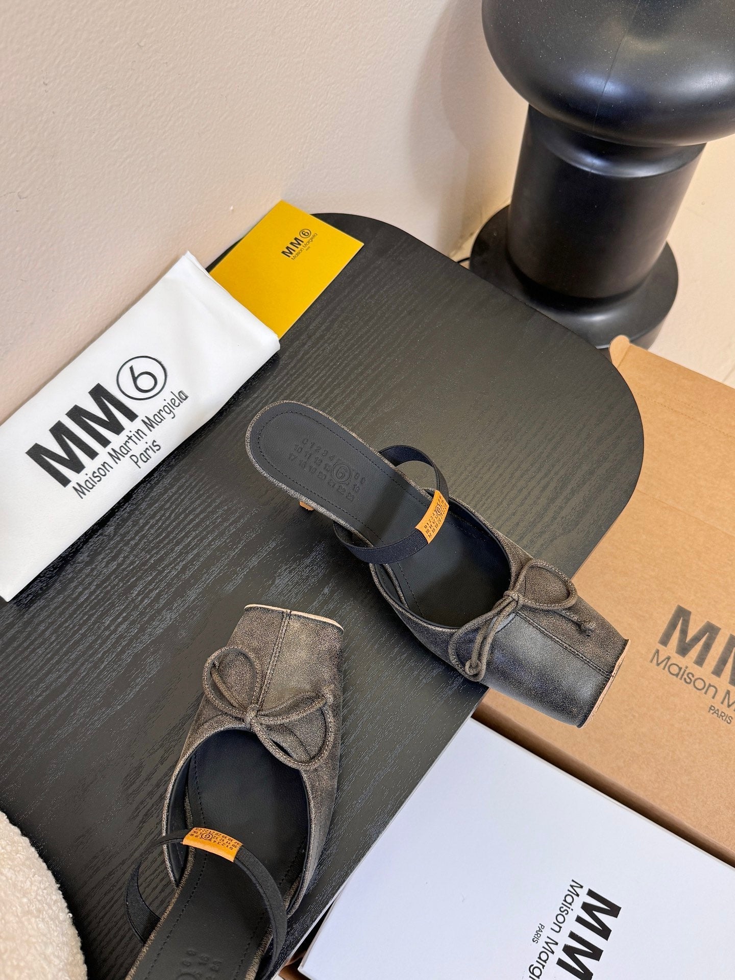 Maison Margiela Split-Toe Chunky Heel Mary Jane Black Flat Cowhide 580449