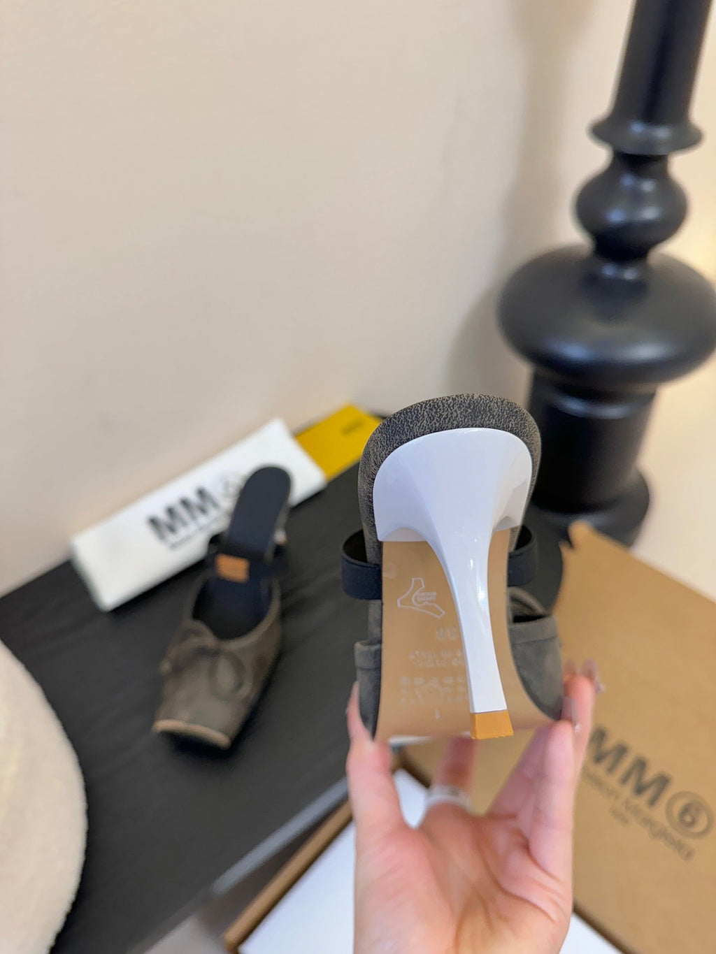 Maison Margiela Split-Toe Chunky Heel Mary Jane Black Flat Cowhide 580449