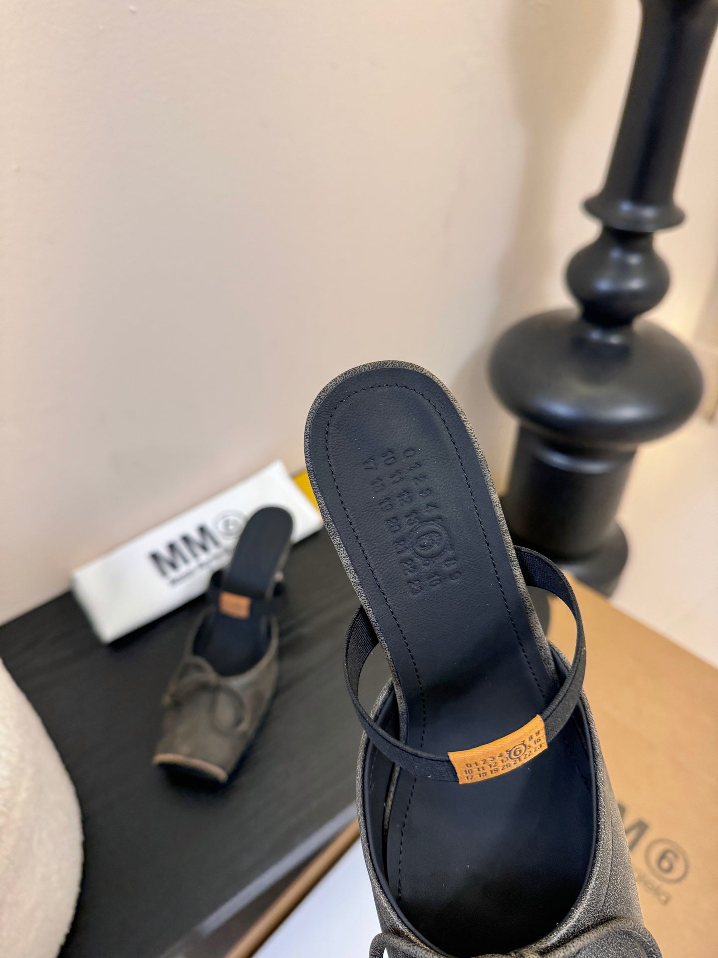 Maison Margiela Split-Toe Chunky Heel Mary Jane Black Flat Cowhide 580449