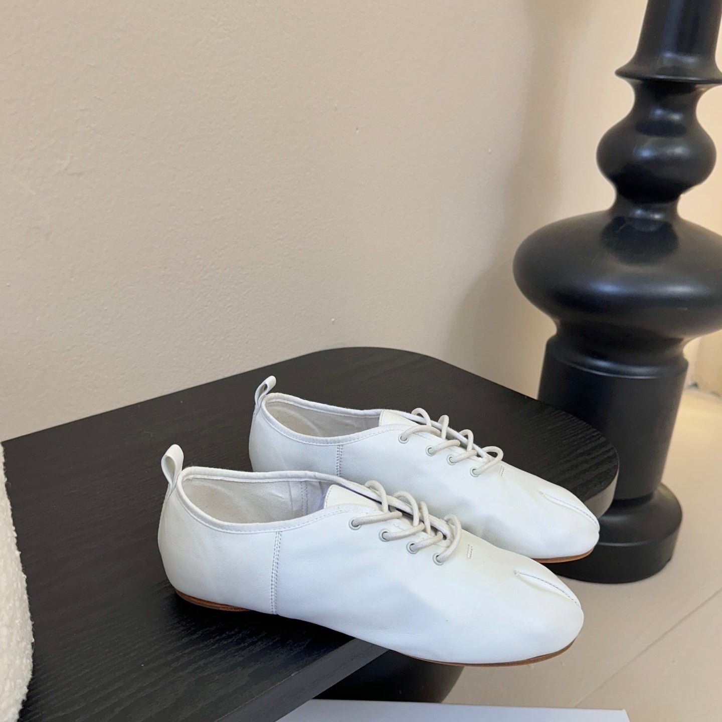 Maison Margiela 2025 Split-Toe Lace-up Shoes White Cowhide 580421