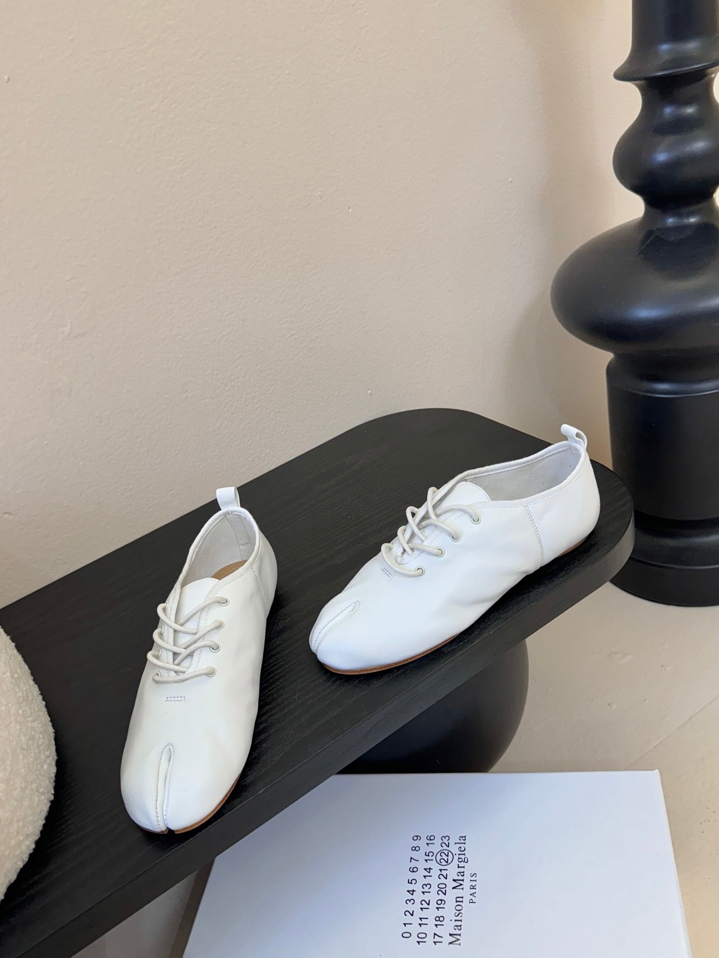 Maison Margiela 2025 Split-Toe Lace-up Shoes White Cowhide 580421