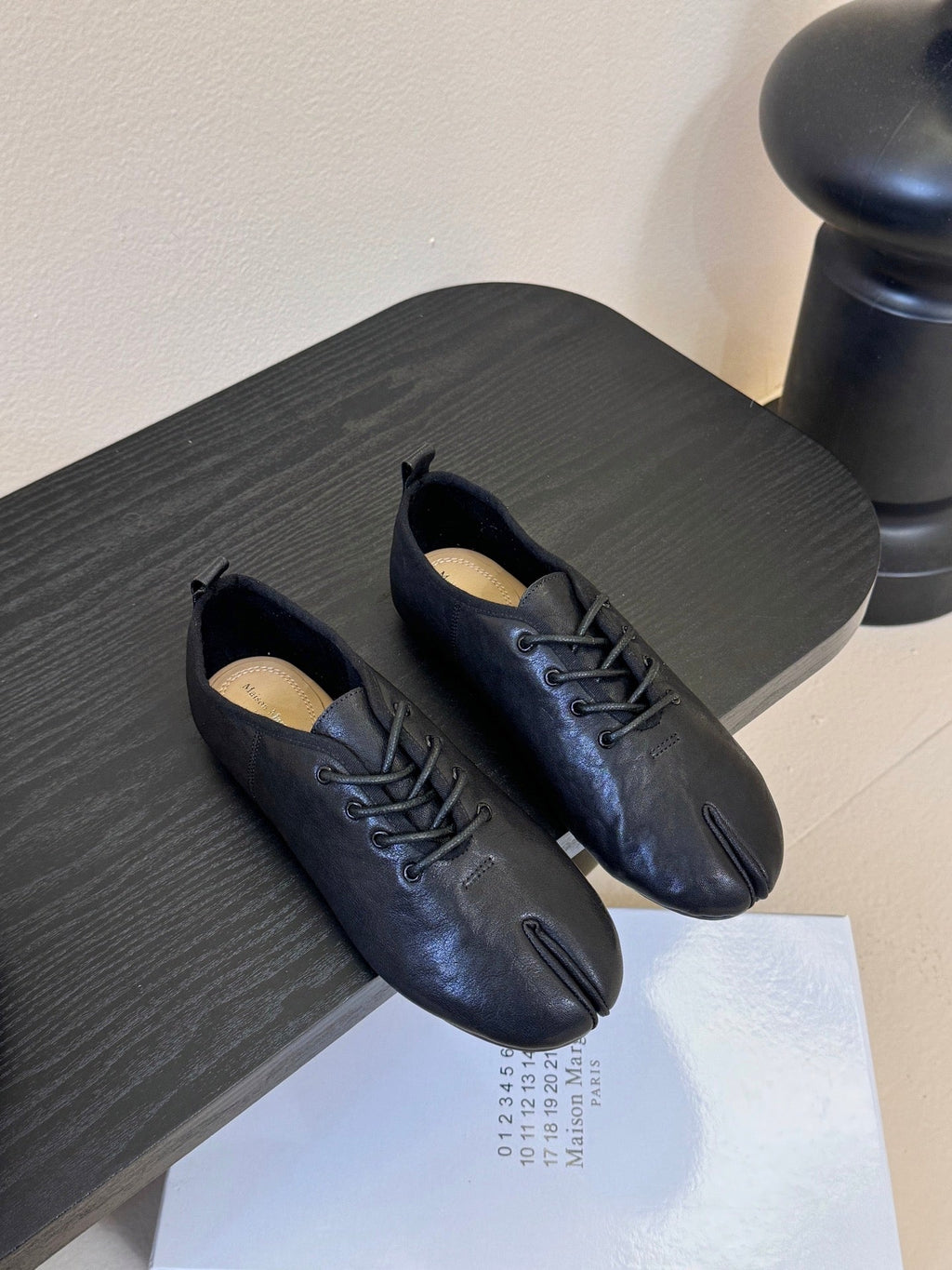 Maison Margiela 2025 Split-Toe Lace-up Shoes Black Cowhide 580420