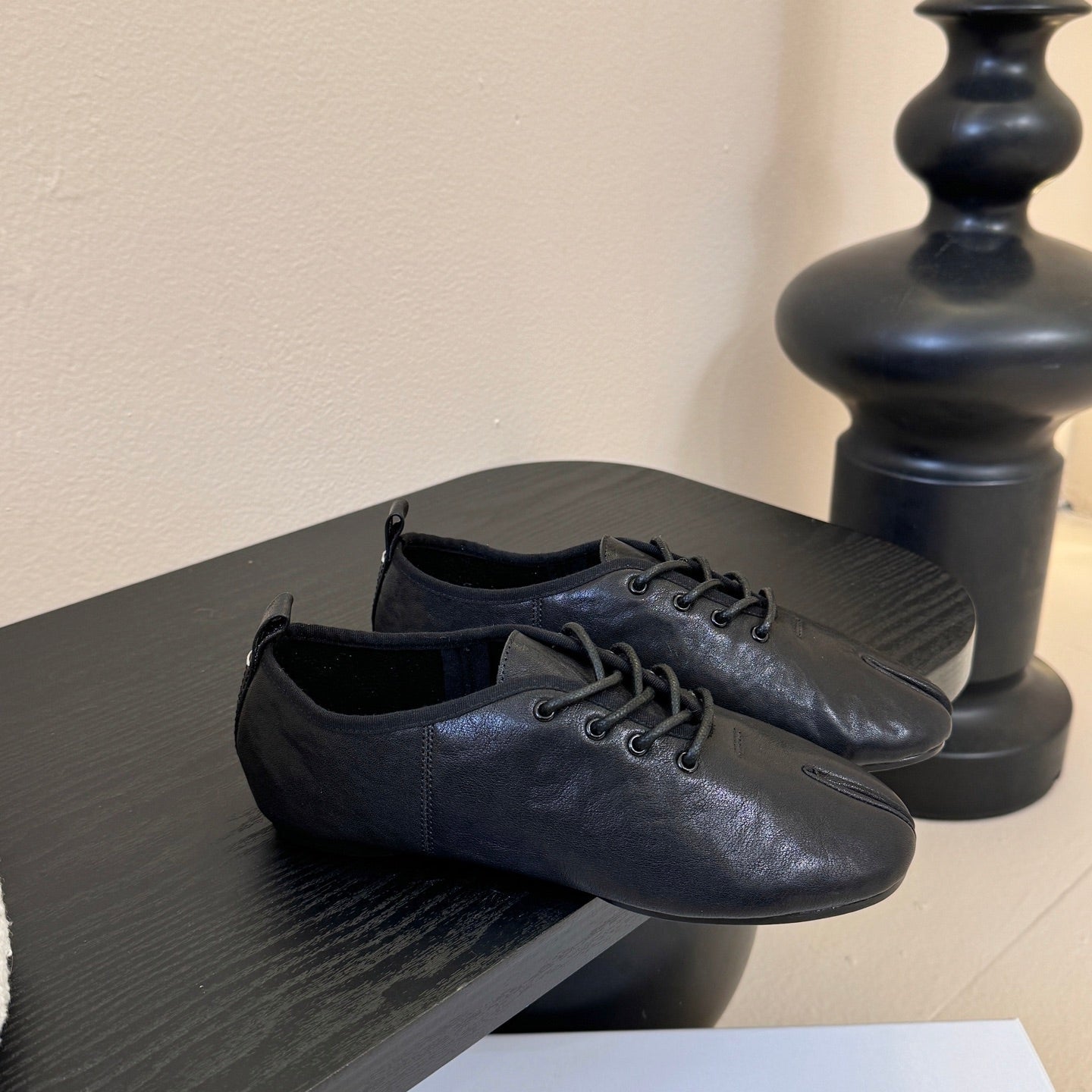 Maison Margiela 2025 Split-Toe Lace-up Shoes Black Cowhide 580420